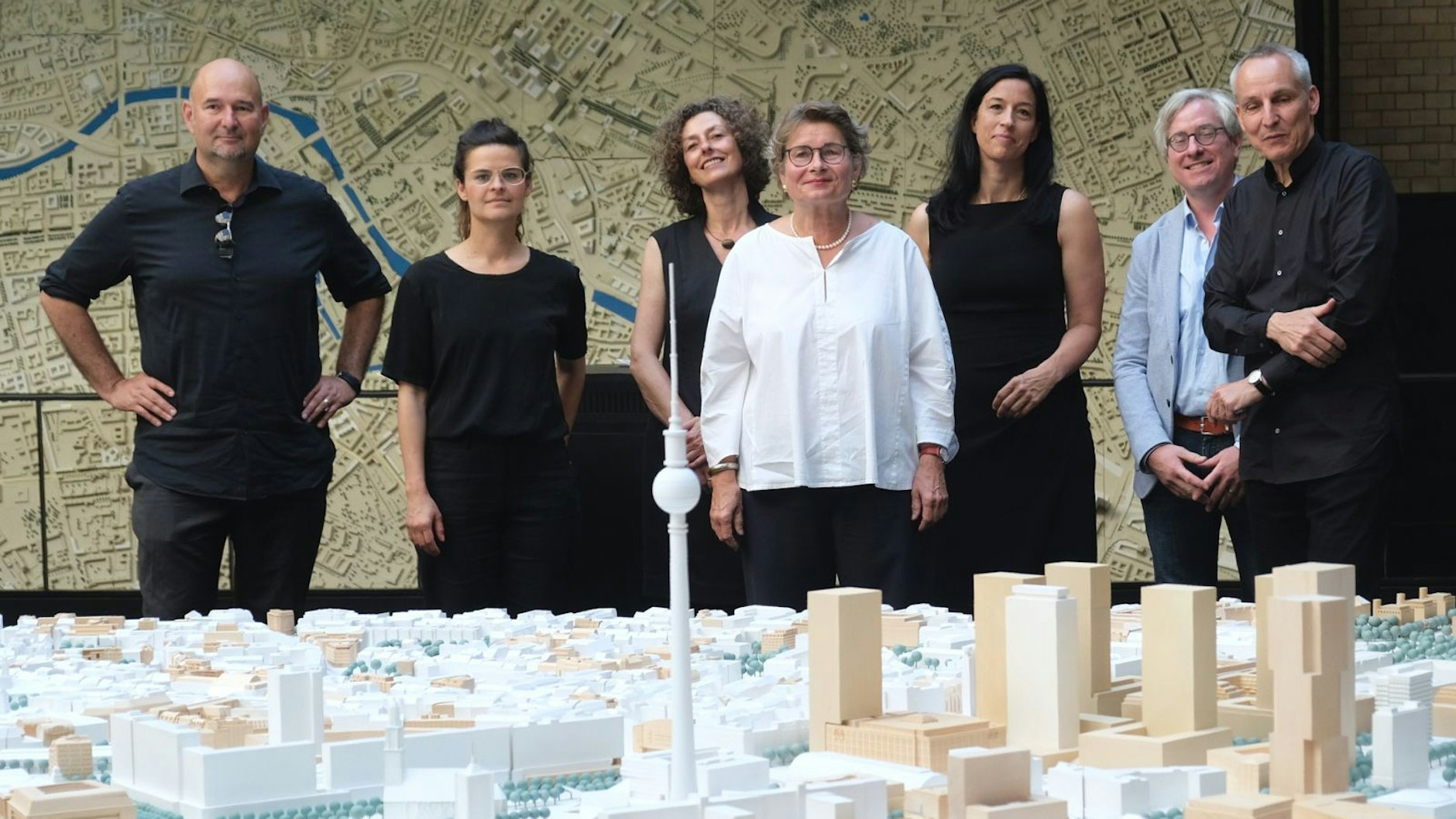 Das neue Baukollegium (v. l.): Roger Boltshauser, Anne Femmer, Birgit Rapp, Senatsbaudirektorin Petra Kahlfeldt, Maren Brakebusch, Jasper Cepl, Jörg Springer.