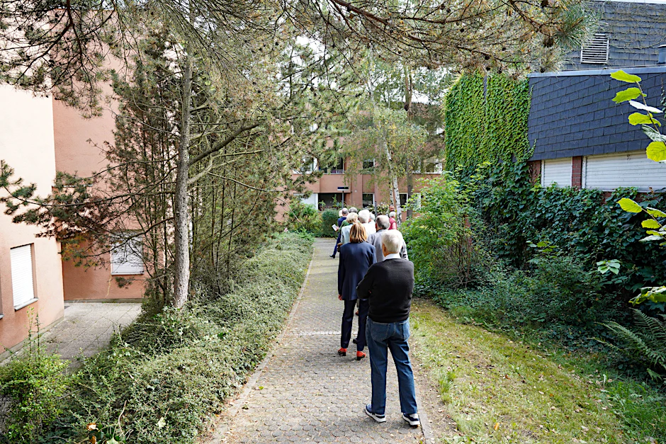 Warteschlange vor einem Wahllokal in Wilmersdorf
