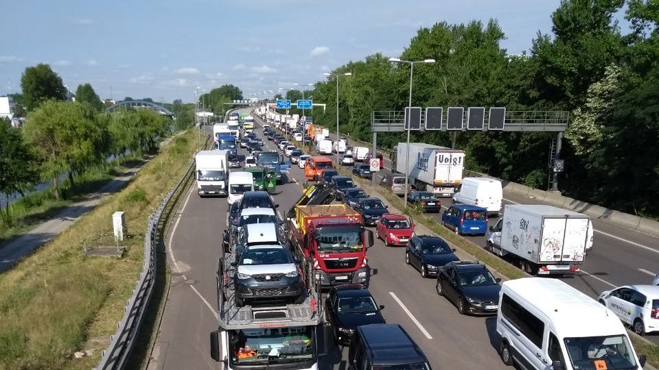 Auf der A100 entstand am Morgen wegen der Protestaktion ein Stau.