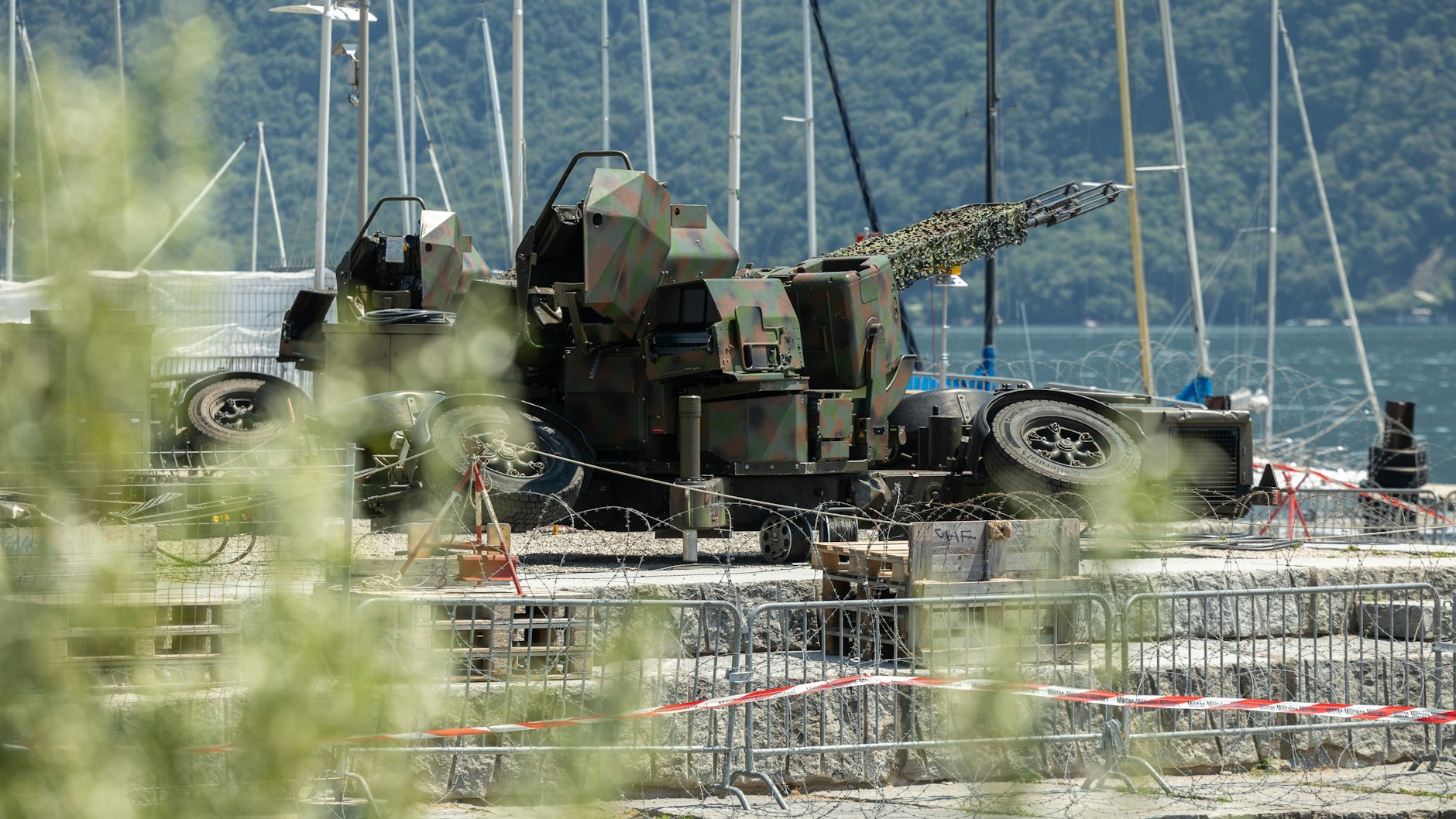 Die schweizerische Armee hat auch Flak zum Schutz der Wiederaufbau-Konferenz aufgeboten.