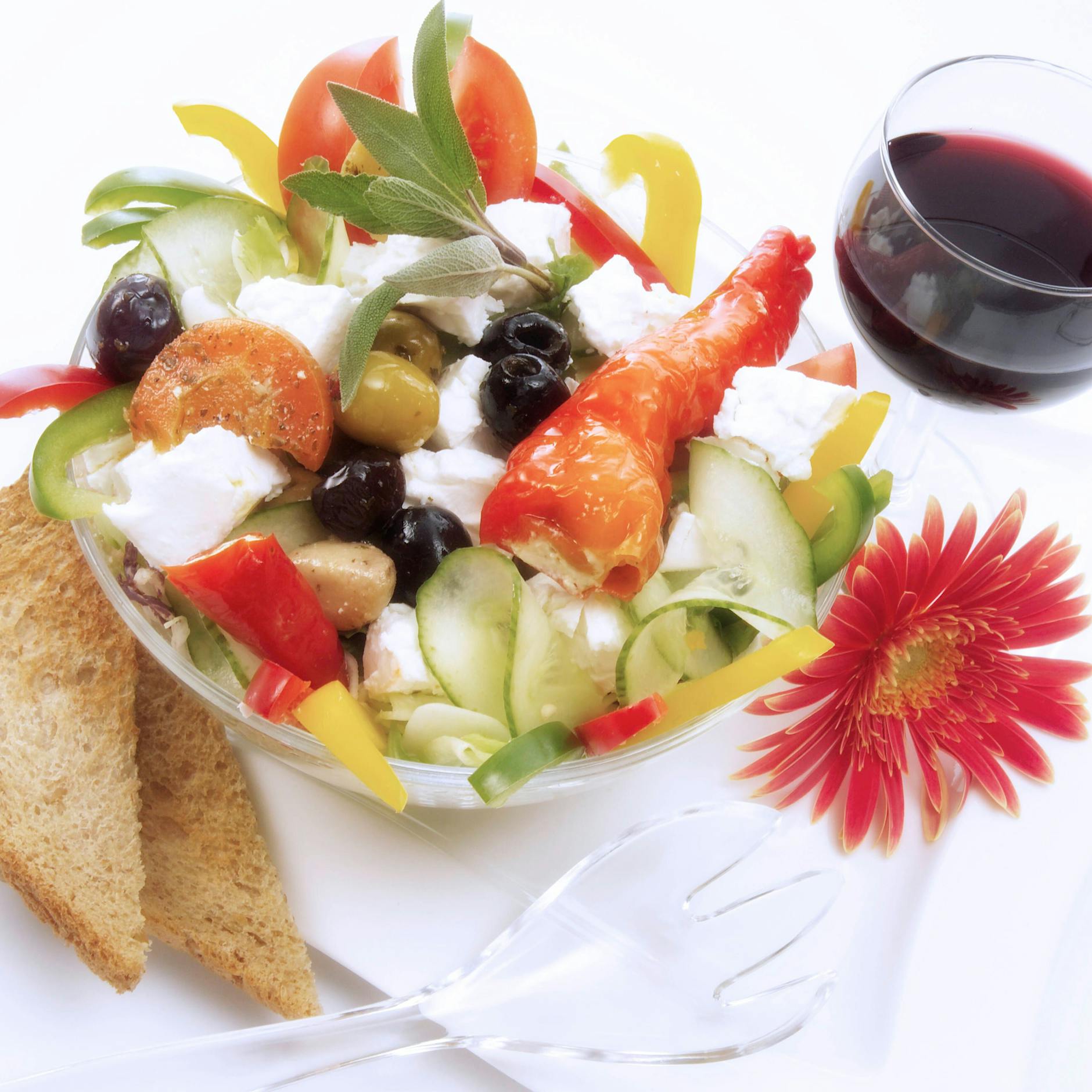 Geniales Rezept für griechischen Bauernsalat mit Fetakäse – das Dressing macht ihn so unwiderstehlich