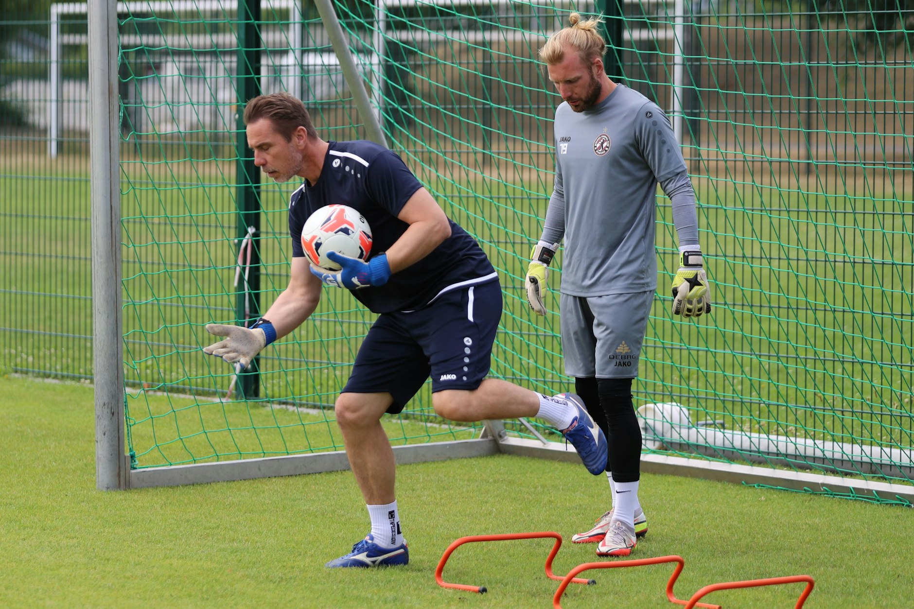 Kaum wieder da, schon zeigt Marco Sejna BFC-Torwart Kevin Sommer, wie es geht.