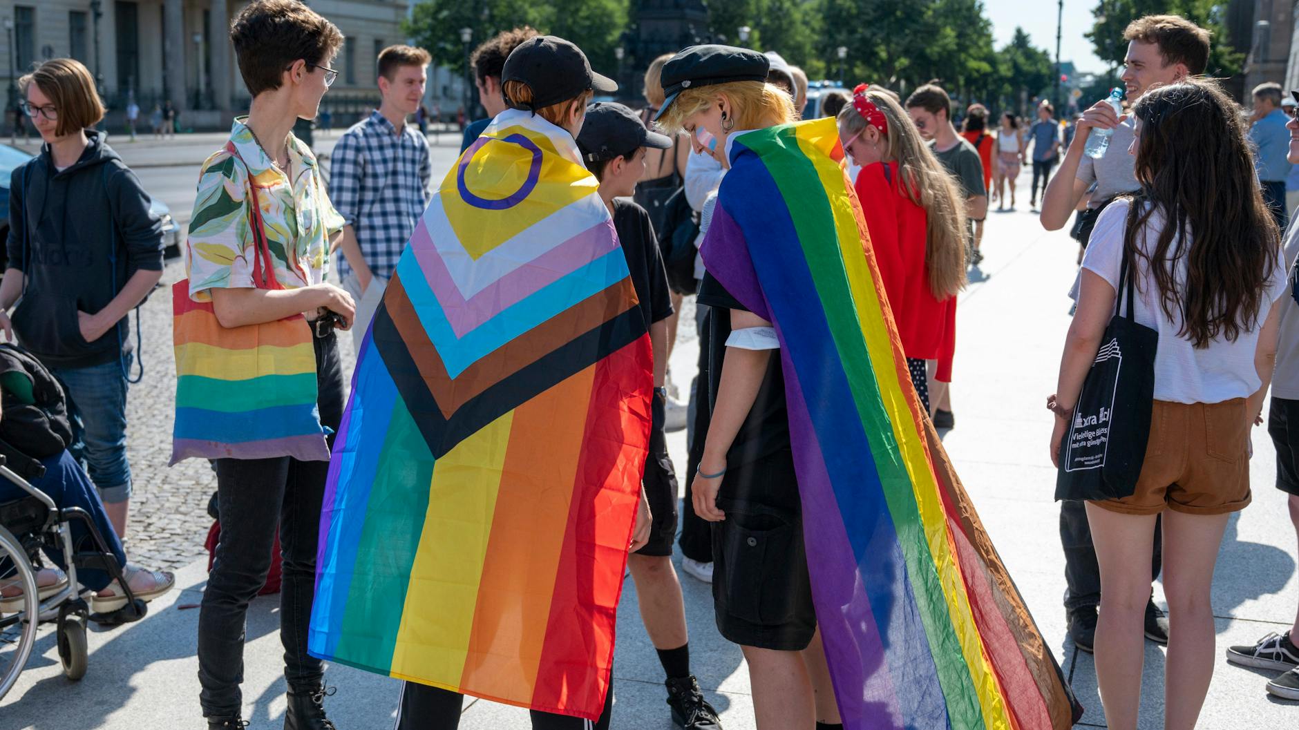 Demonstranten protestieren vor der Humboldt-Universität gegen einen Vortrag einer Biologin.