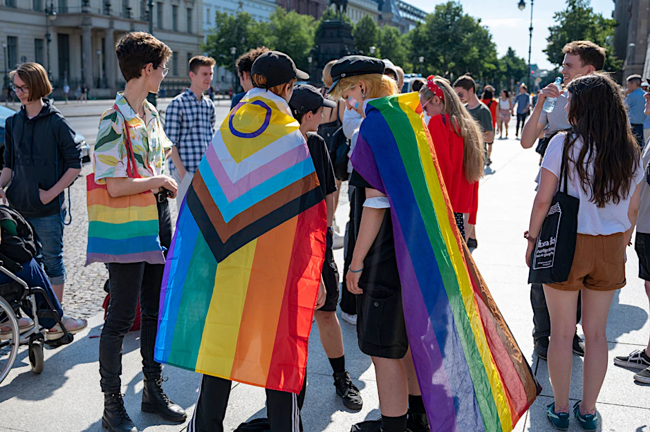 02.07.2022, Berlin: Teilnehmer:innen einer Demonstration gegen den Vortrag der Biologin Vollbrecht in einem Hörsaal der Humboldt-Universität.