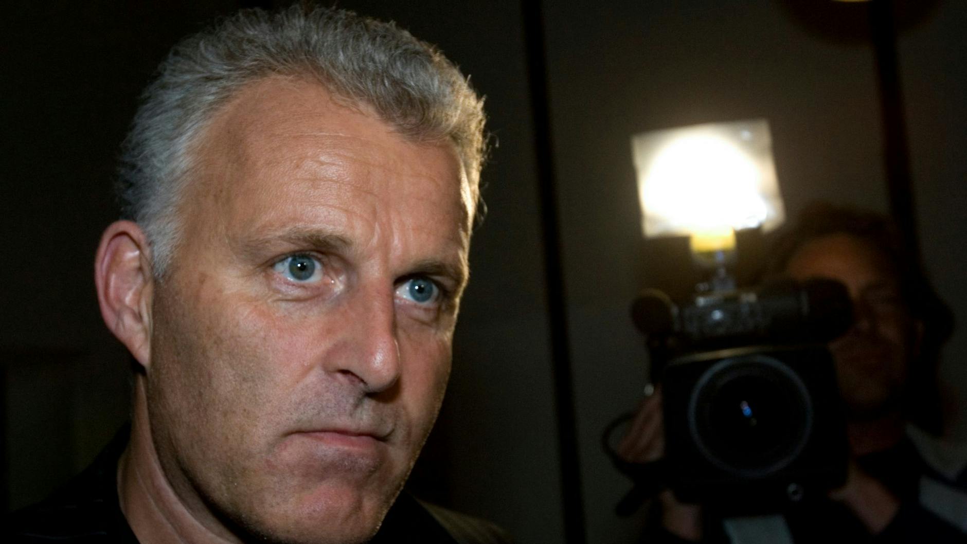 Peter R. de Vries wurde 6. Juli 2021 beim Verlassen eines Fernsehstudios in Amsterdam niedergeschossen. Er starb neun Tage darauf im Krankenhaus.