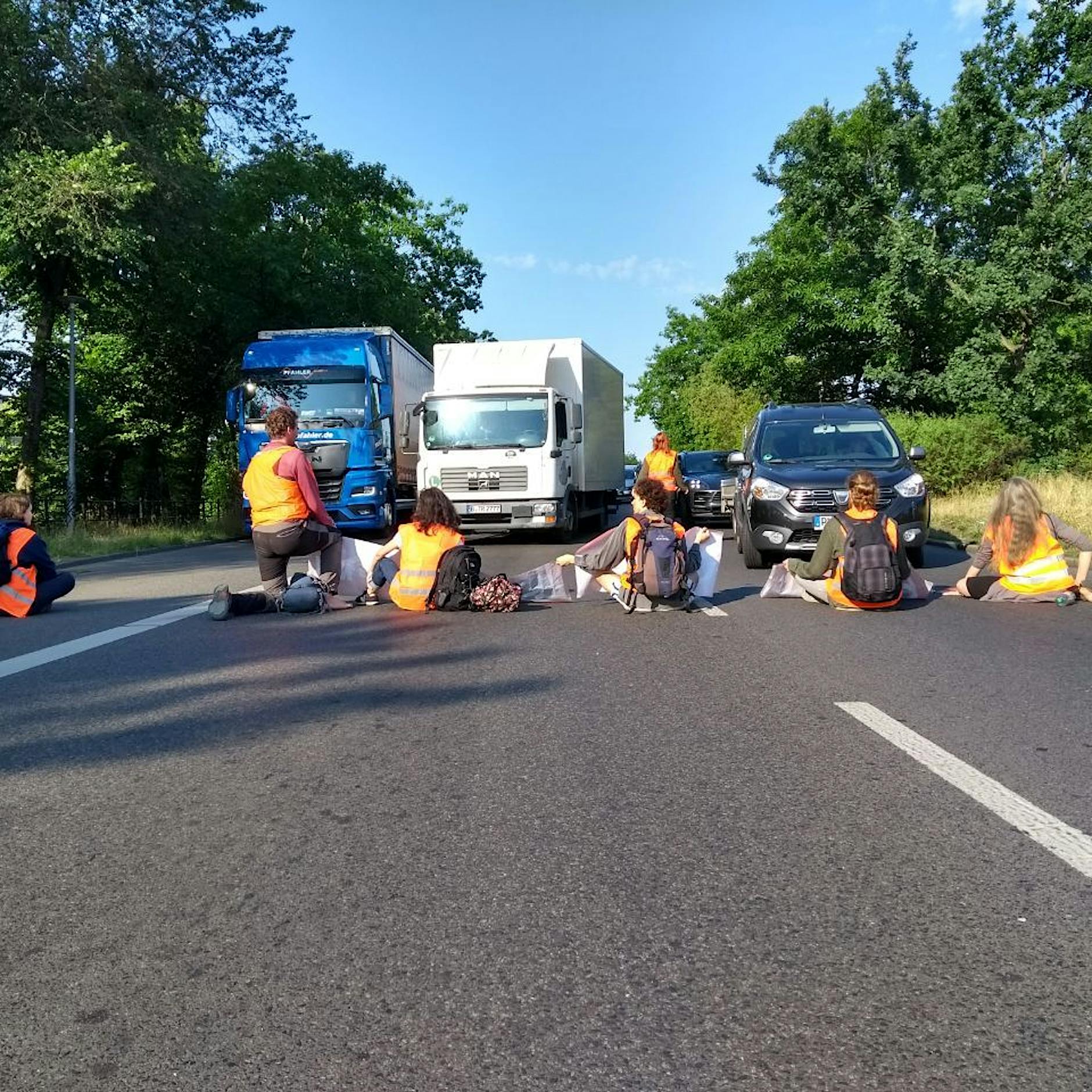 Aktivisten der Letzten Generation kleben sich erneut auf A100 fest
