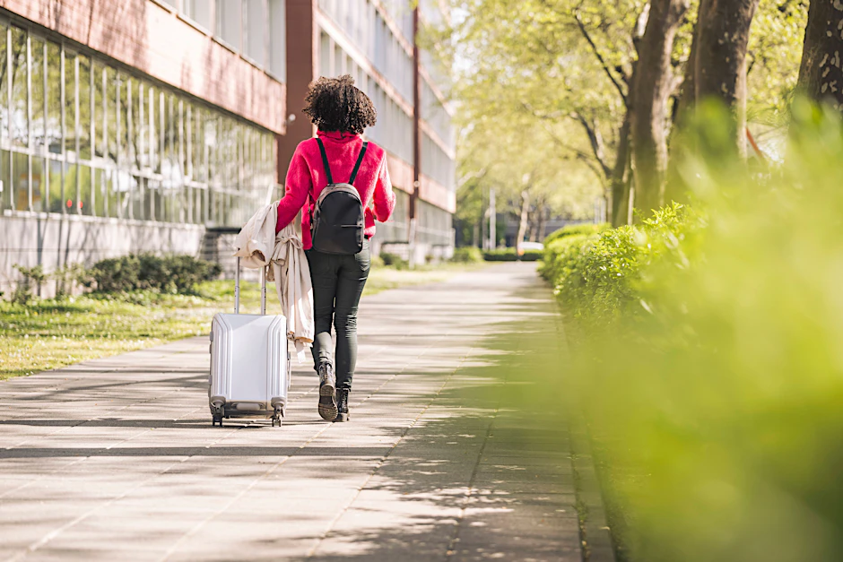 Rollkoffer sind vor allem zu hören. Derzeit rattern wieder sehr viele davon über die holprigen Berliner Fußwege.