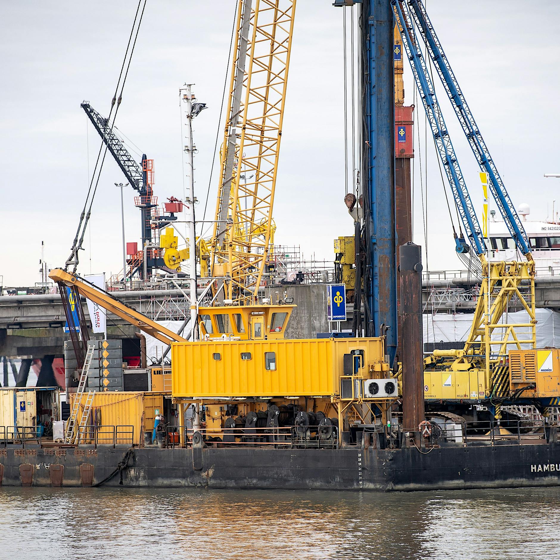 Wenig Gas: Bau von erstem LNG-Terminal in Deutschland gestartet