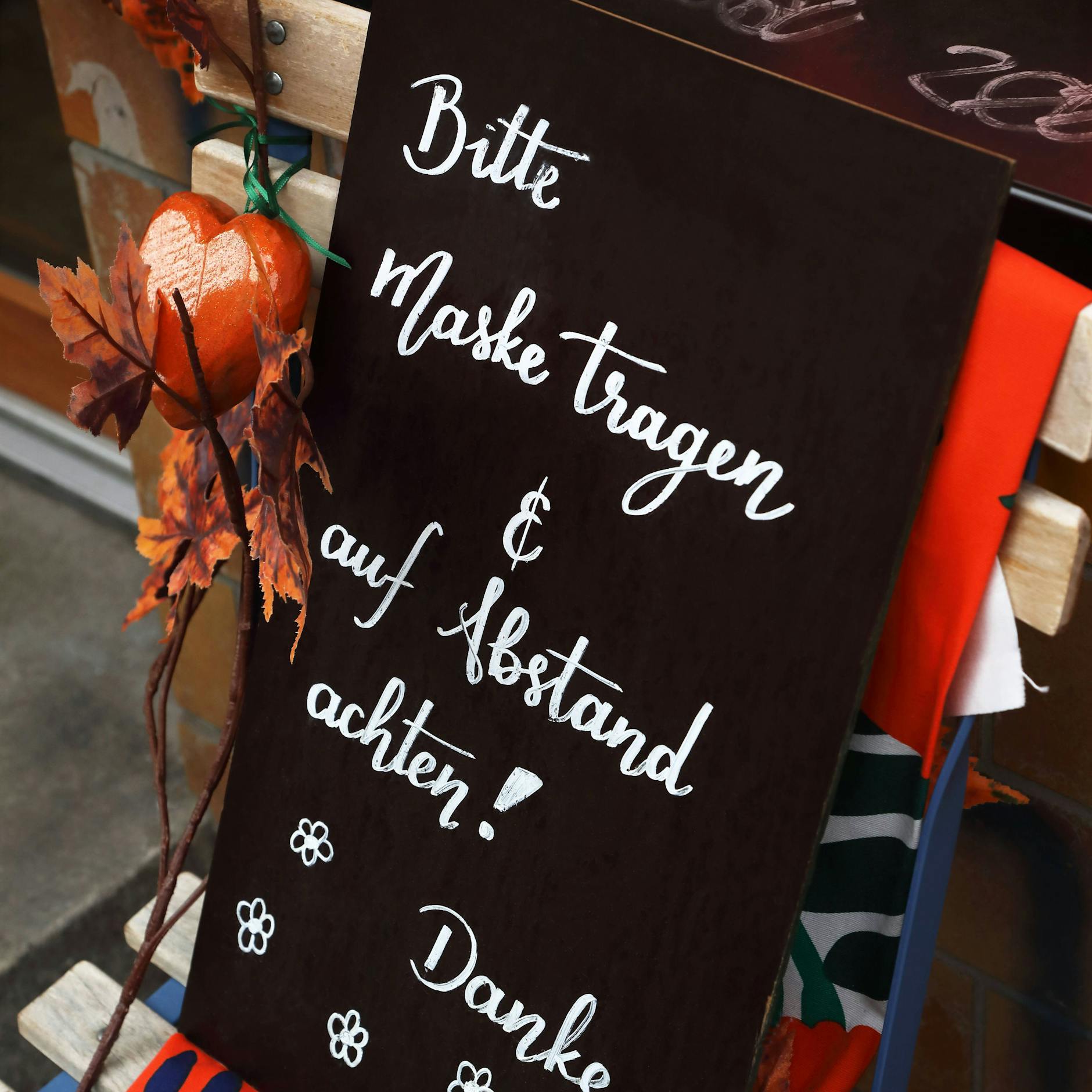 Im Herbst 2021 bittet ein Geschäft um das Einhalten von Corona-Schutzmaßnahmen.