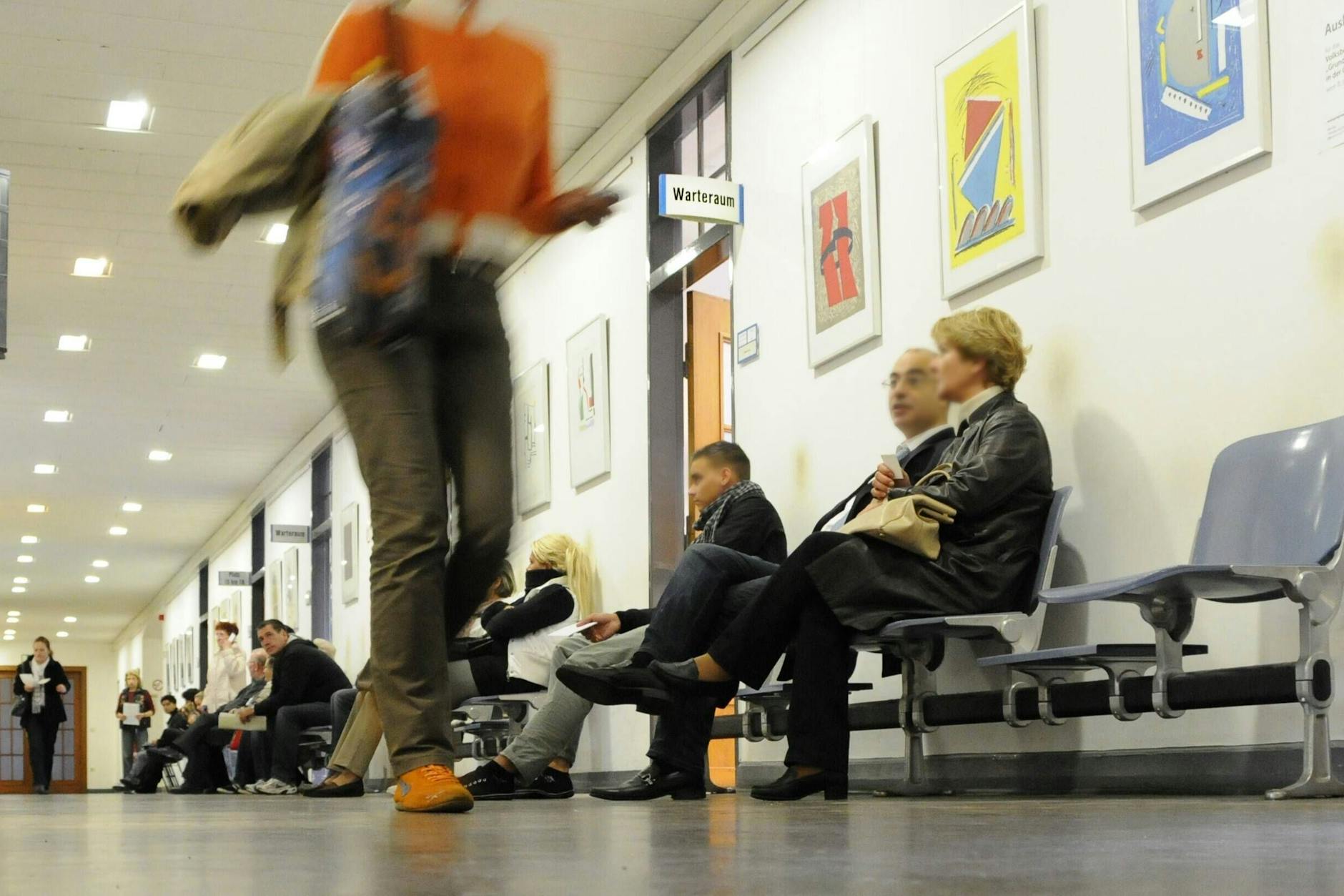 Ein Bürgeramt in Berlin. Demnächst „darf“ auf Termine wieder länger gewartet werden.