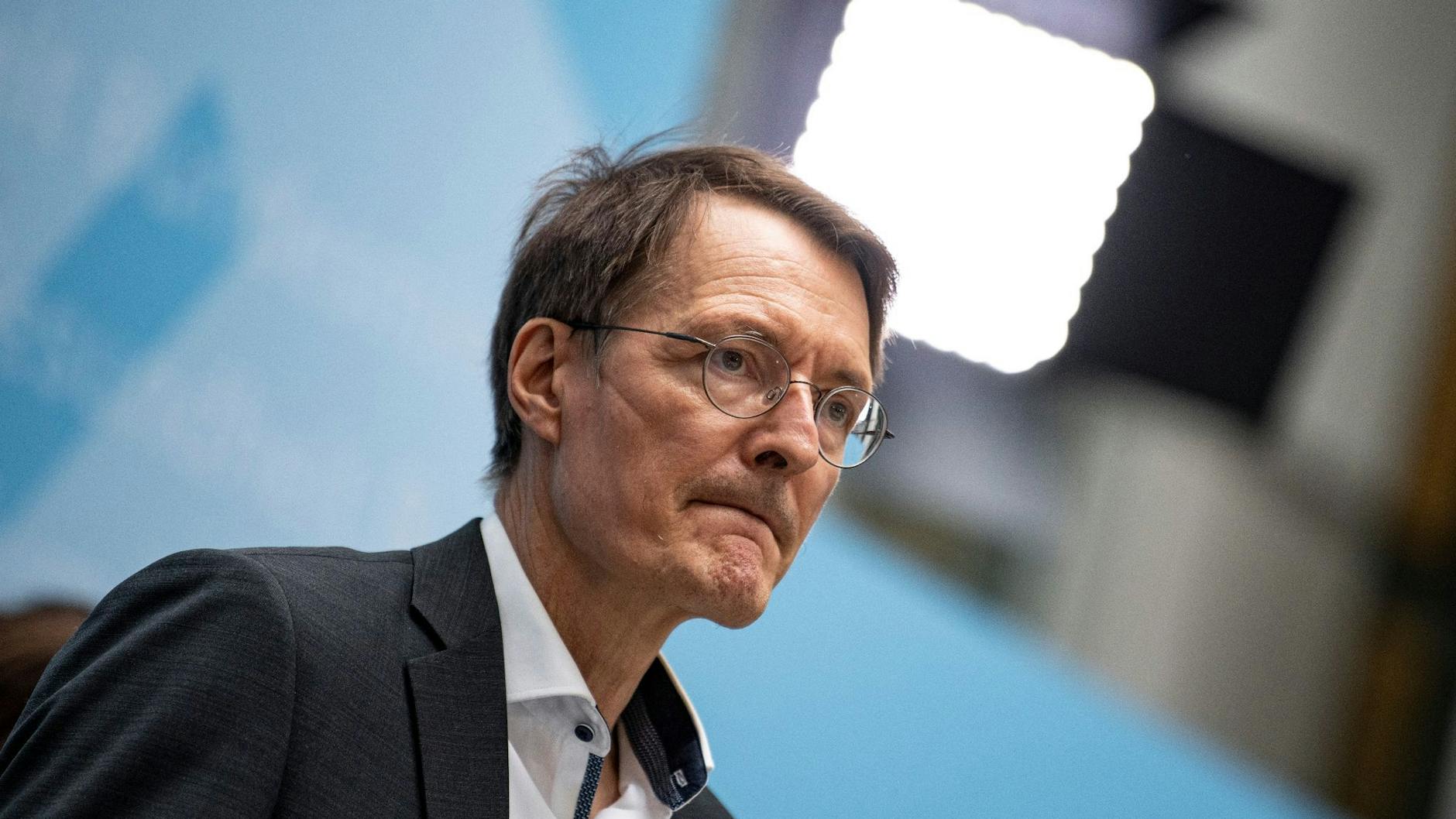 Bundesgesundheitsminister Karl Lauterbach (SPD) kündigt an, es werde im Herbst keine Lockdowns mehr geben.