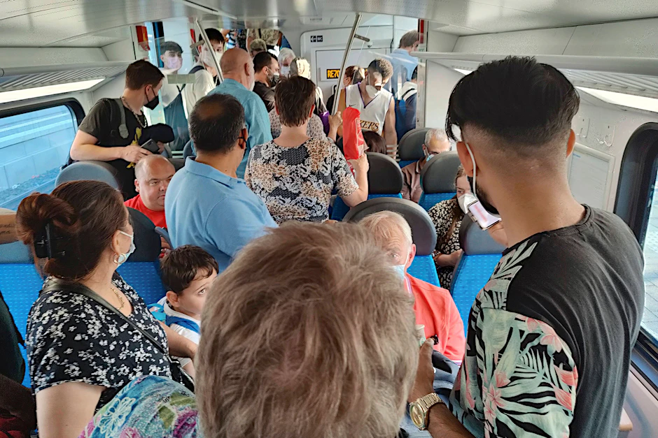 Das Neun-Euro-Ticket sorgt bundesweit für volle Züge. (Symbolbild)