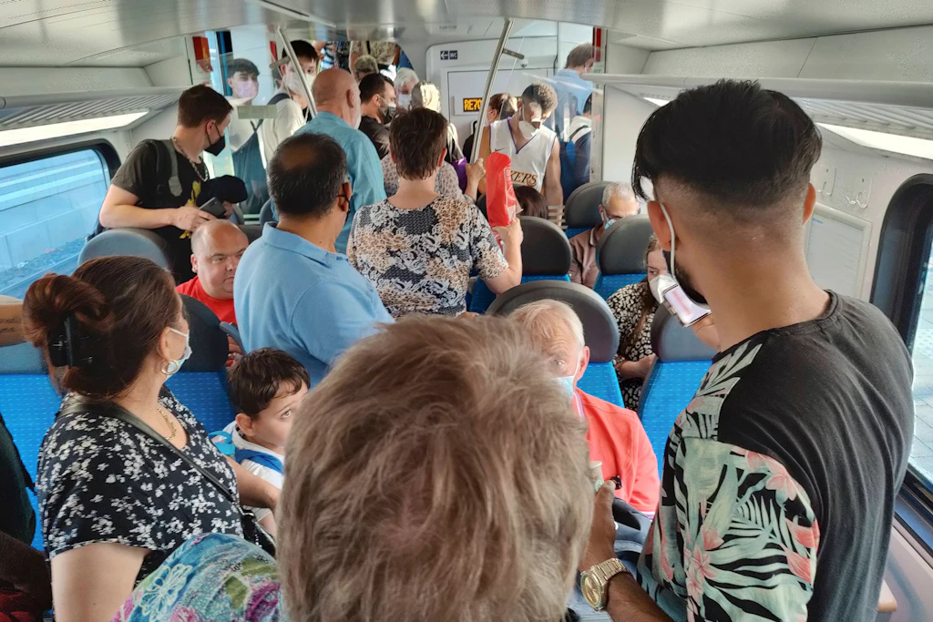 Wegen 9-Euro-Ticket: Zugtoiletten überfüllt, Frau macht sich in die Hose