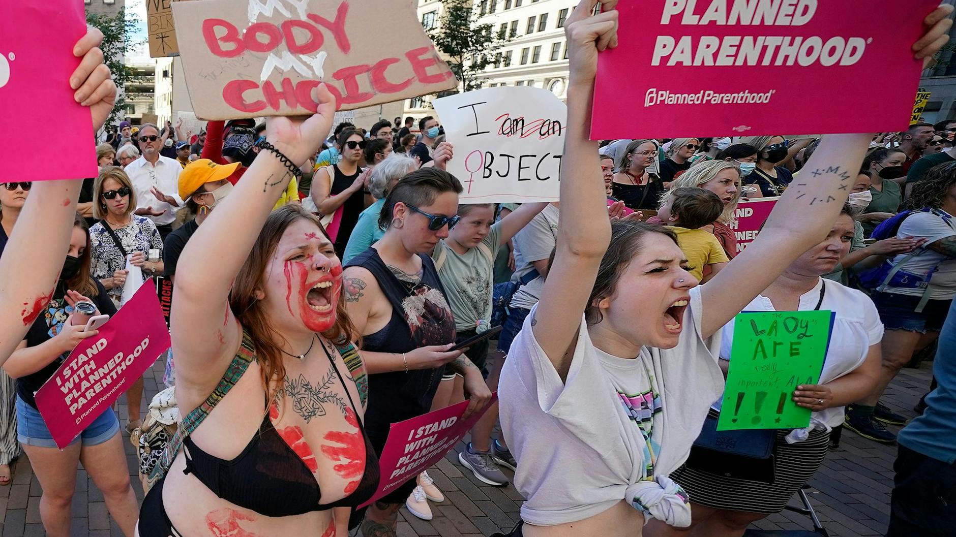 Frauen demonstrieren in den USA gegen die Abtreibungsverbote.