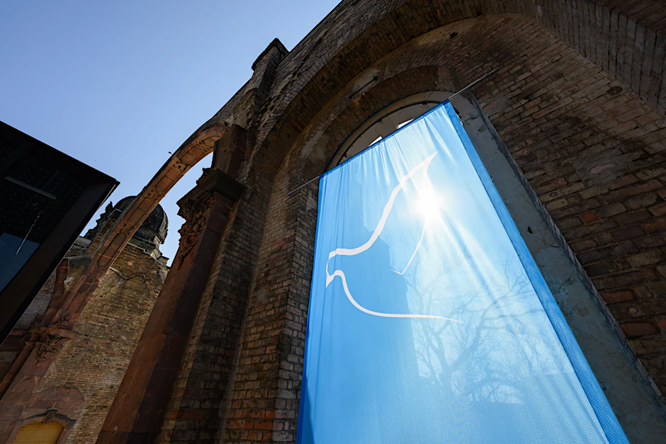 Eine Fahne mit der Friedenstaube in einem Fenster der ehemaligen Trinitatiskirchruine in Dresden-Johannstadt