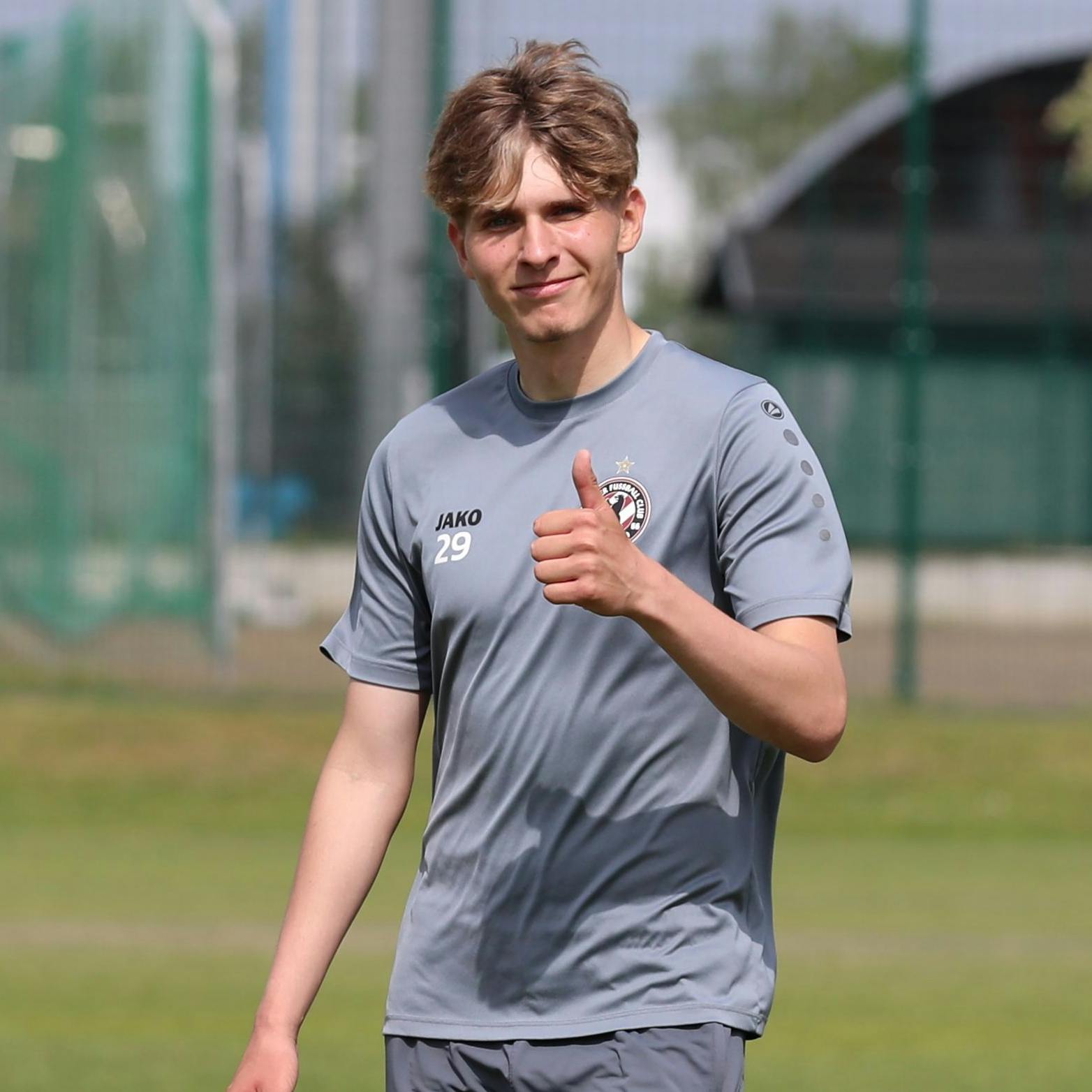 Daumen hoch: Luca Heinrich hat bei und mit dem BFC Dynamo noch viel vor.