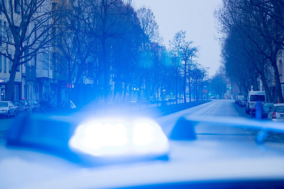ARCHIV - Ein Blaulicht leuchtet auf dem Dach eines Polizeiwagens in Berlin.  