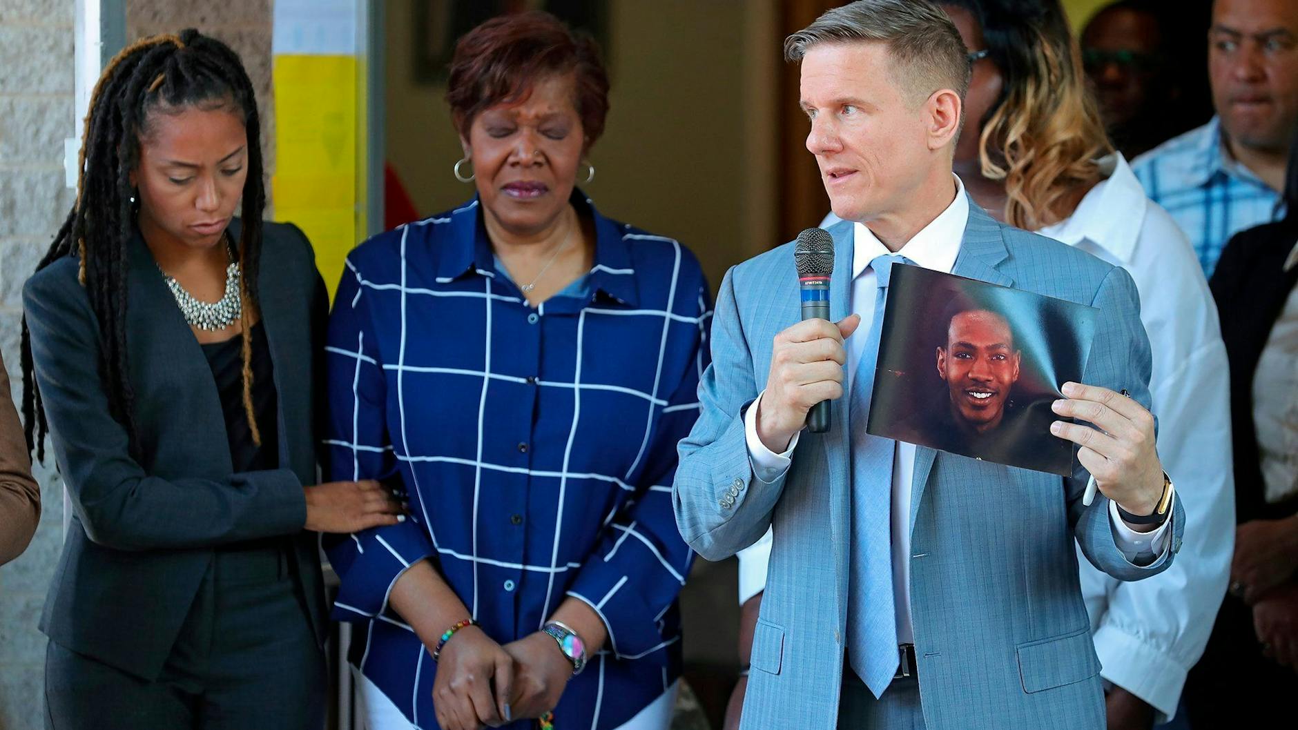 Der Anwalt Bobby DiCello zeigt ein Foto von Jayland Walker, seine Kollegin Paige White (l.) tröstet die Mutter des Toten, Pamela.