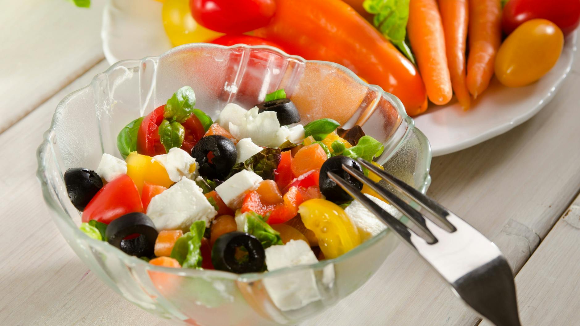 Griechischer Bauernsalat ist das perfekte Abendessen an heißen Sommertagen.