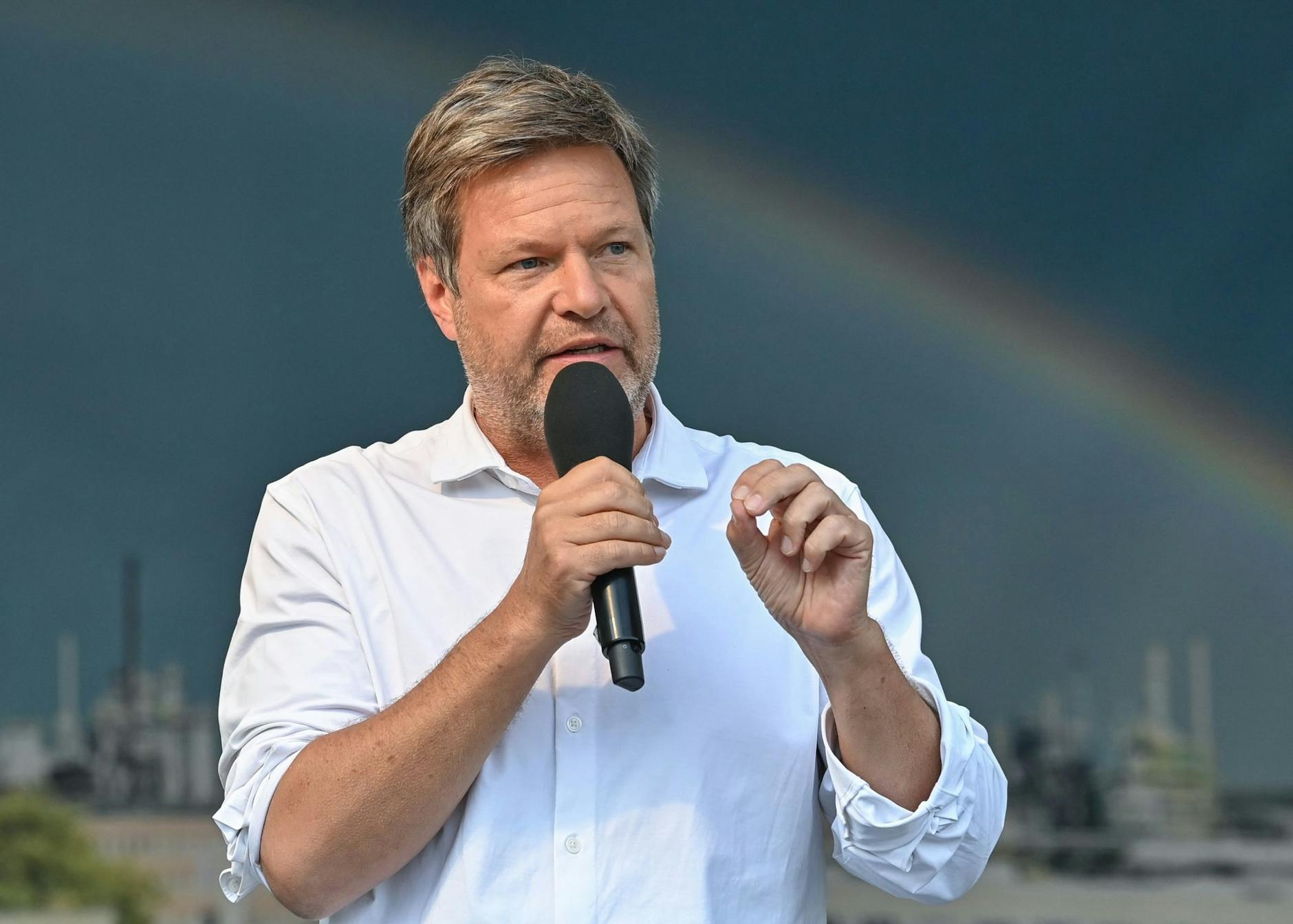 ARCHIV - Mit Blick auf die Gaskrise und steigende Energiepreise wächst in den Städten die Sorge, dass Stadtwerke ernsthaft in wirtschaftliche Schwierigkeiten geraten - und damit die Versorgungssicherheit gefährdet wäre.