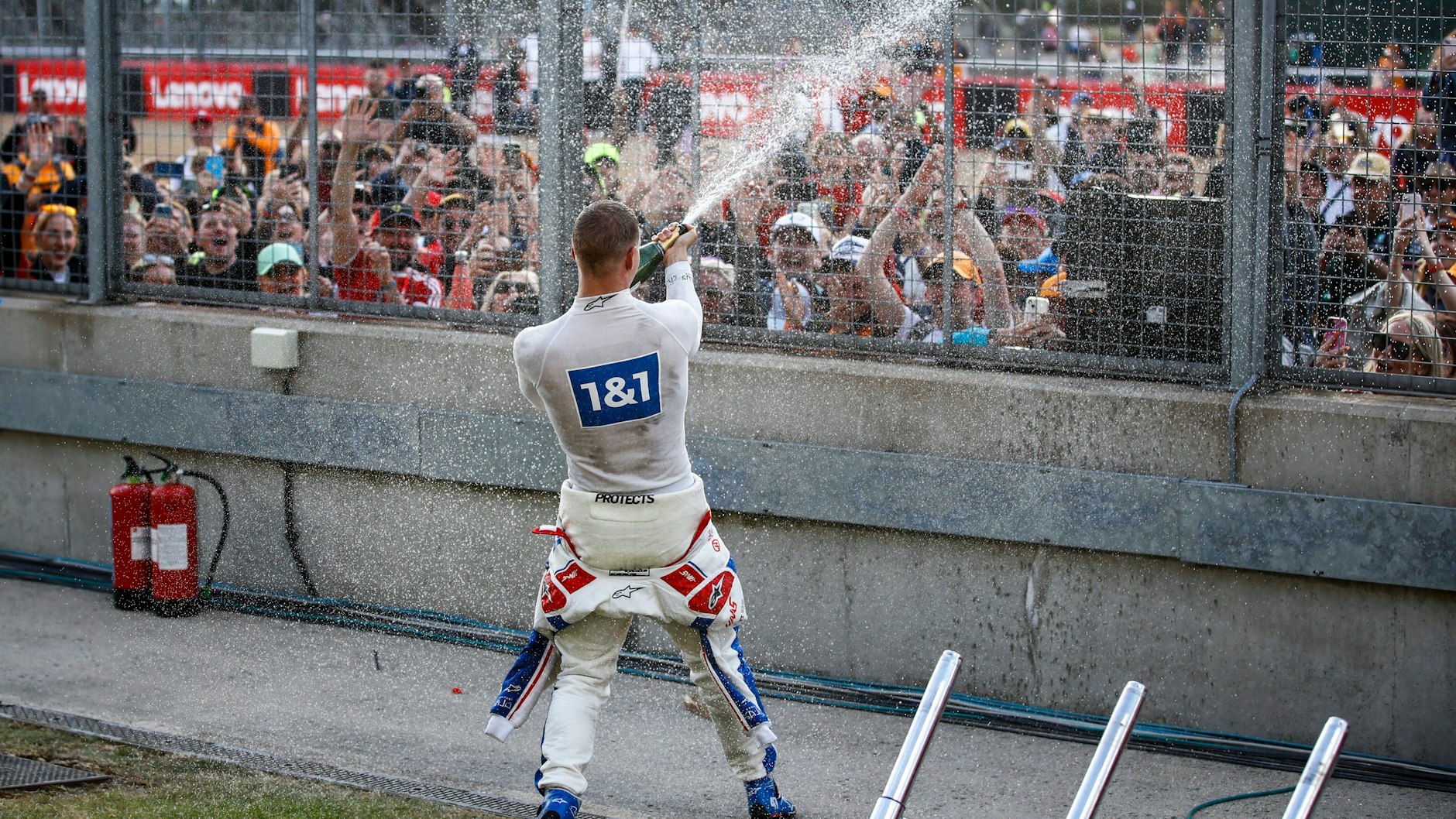Mick Schumacher feierte seine ersten Formel-1-Punkte in Silverstone ausgelassen, inklusive Champagner-Dusche für die Fans.
