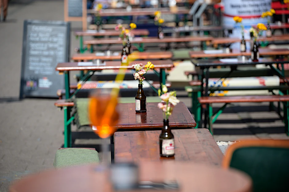 Zu den großen Leidtragenden der Corona-Pandemie zählt die Gastronomie. Bis heute hat sich die Branche nicht erholt von den Lockdowns und Beschränkungen.