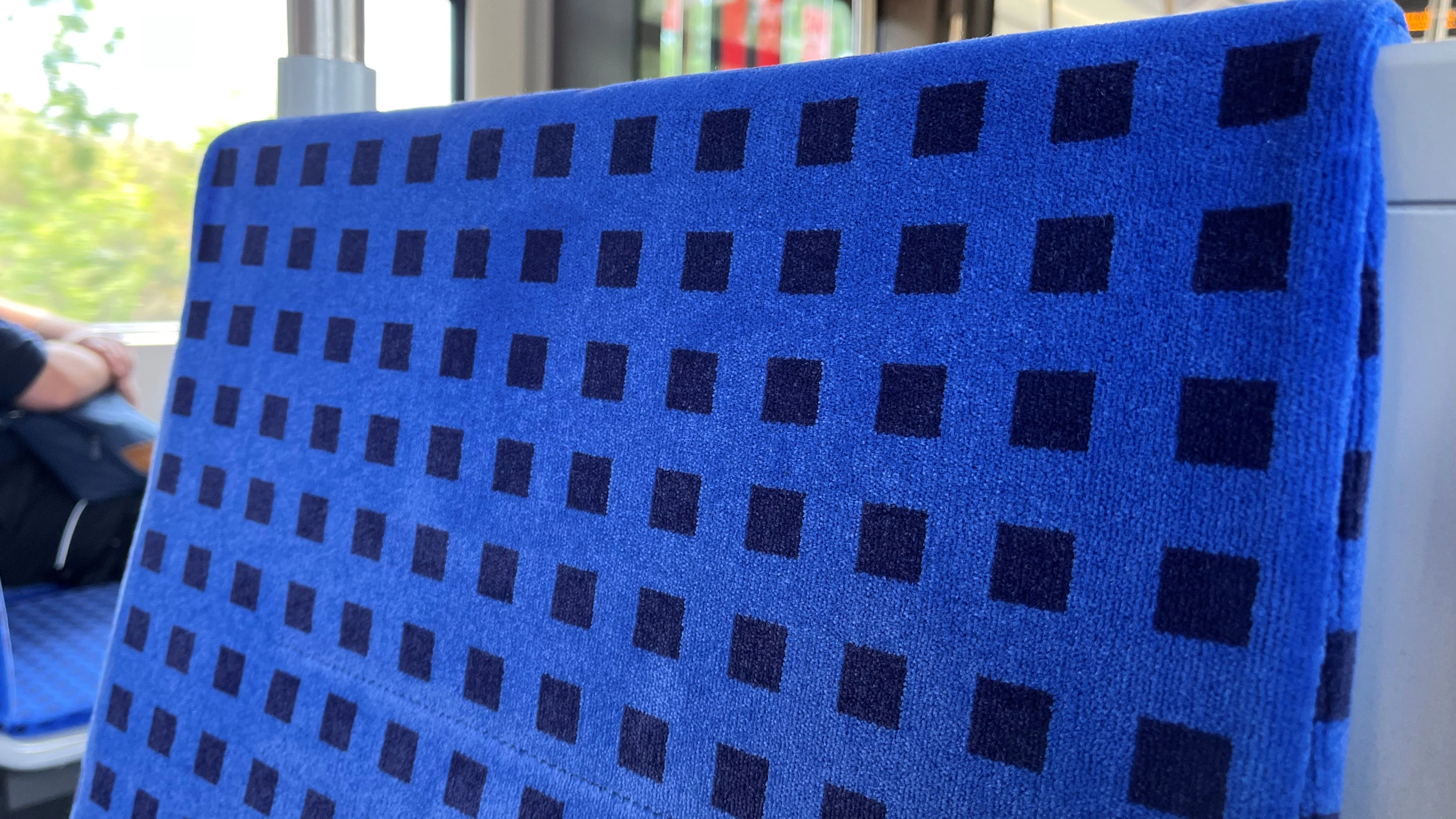 Die Deutsche Bahn bevorzugt für ihre Nahverkehrsfahrzeuge eine dezentere Farbgebung. Ein Sitz in einer Berliner S-Bahn der jüngsten Generation.
