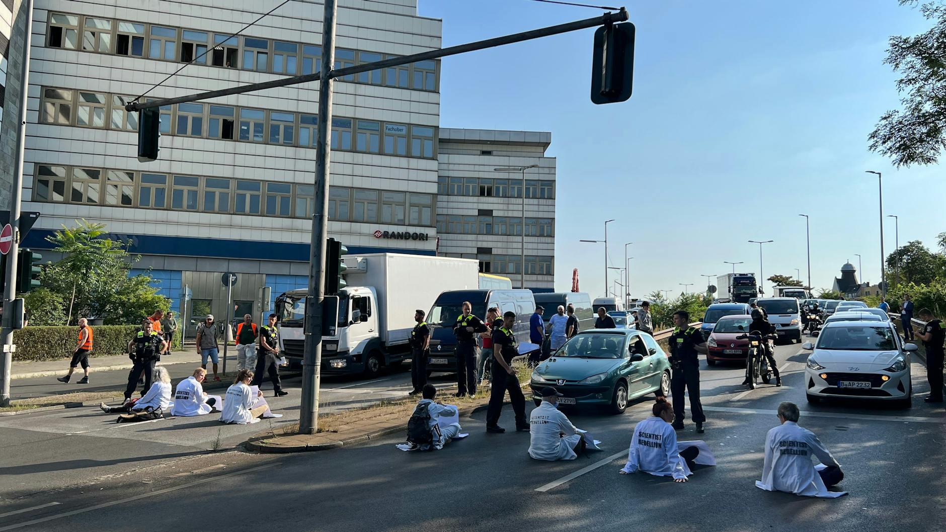 Gegen 8 Uhr blockierten die Wissenschaftlerinnen und Wissenschaftler von Scientist Rebellion den A100 in Steglitz.