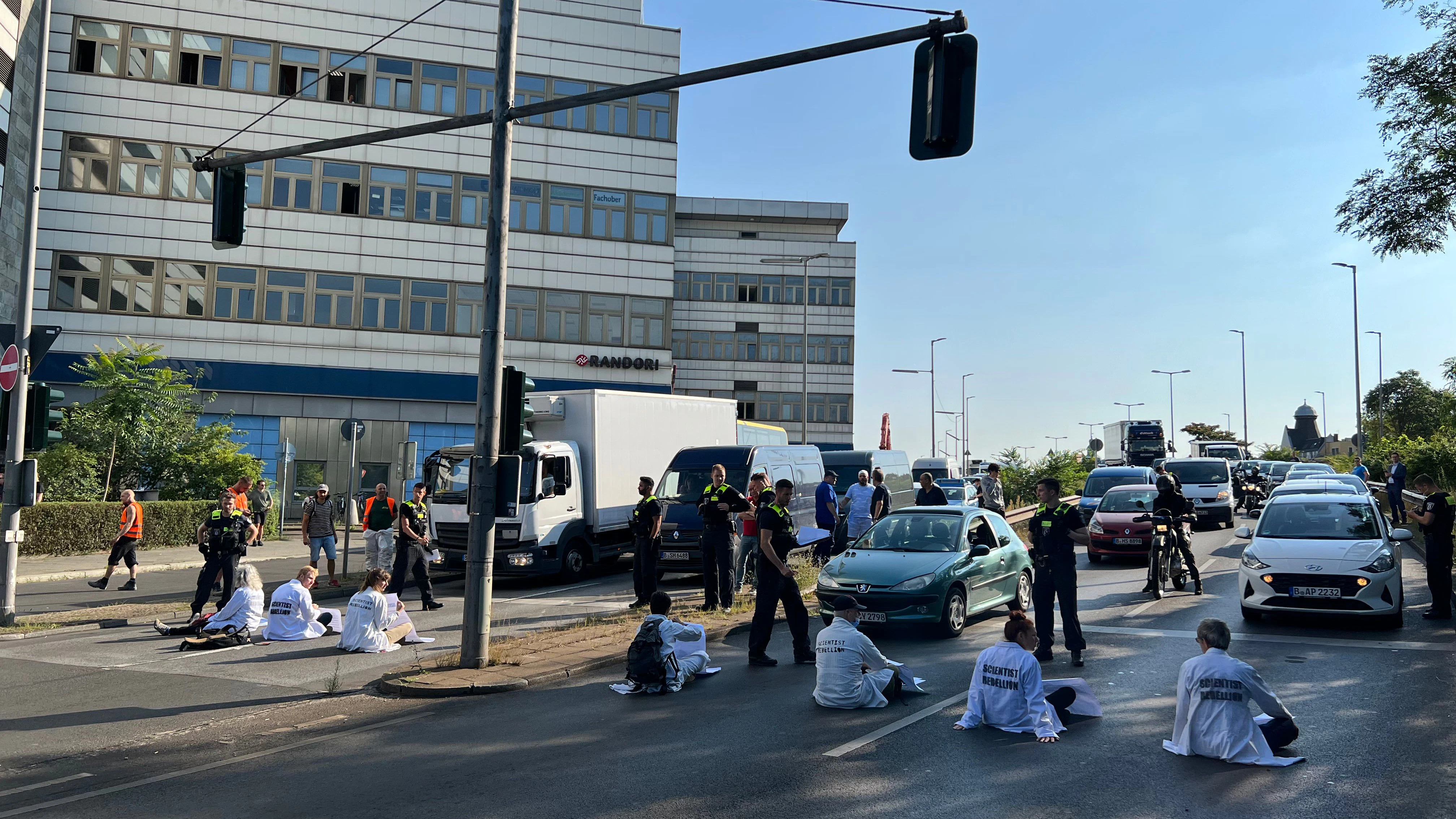 Gegen 8 Uhr blockierten die Wissenschaftlerinnen und Wissenschaftler von Scientist Rebellion den A100 in Steglitz.
