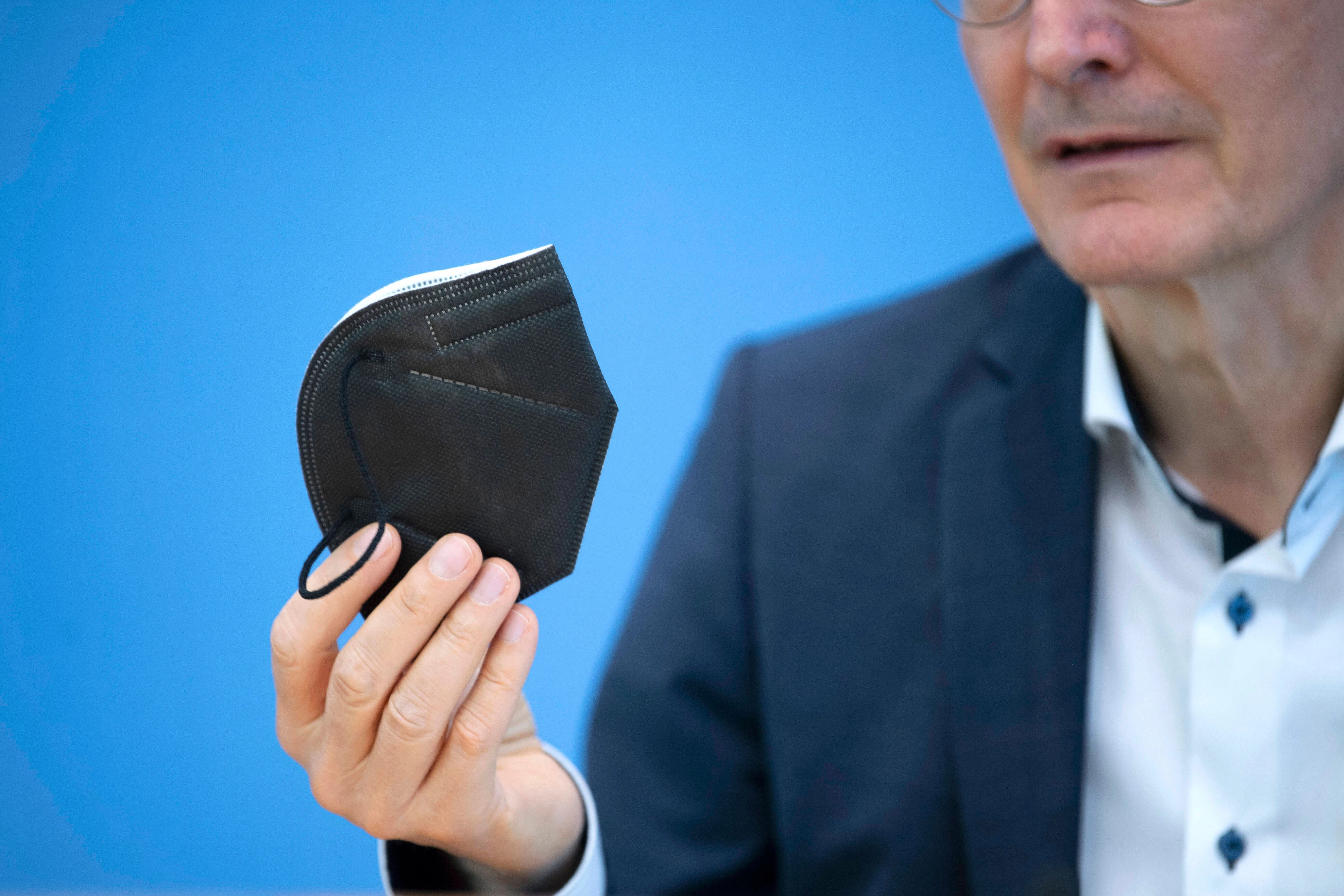  Karl Lauterbach, Bundesminister für Gesundheit (SPD), mit Gesichtsmaske während eines Pressegesprächs auf der Bundespressekonferenz über die Ausbreitung des neuen Coronavirus COVID-19 in Berlin, Deutschland 17.06.2022