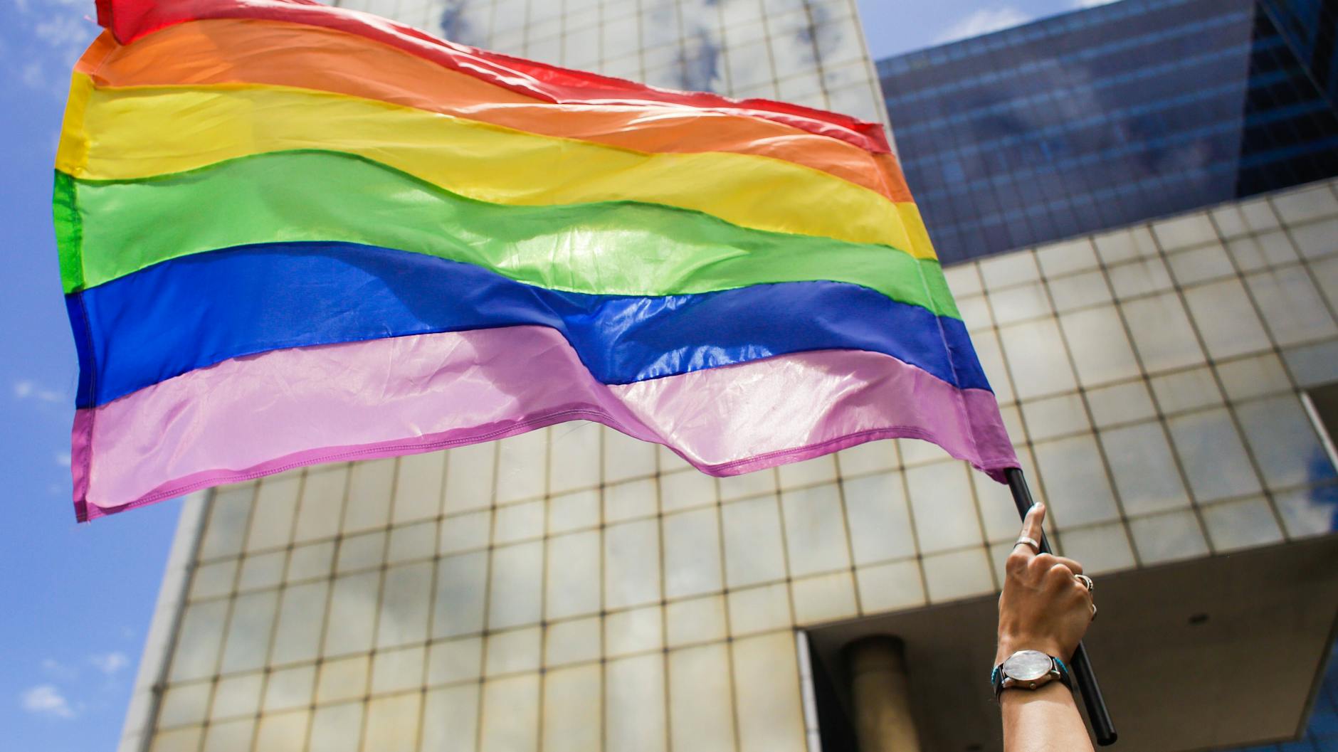 LGBTIQ-Flagge bei einem Pride March in Caracas, Venezuela, am 03. Juli 2022