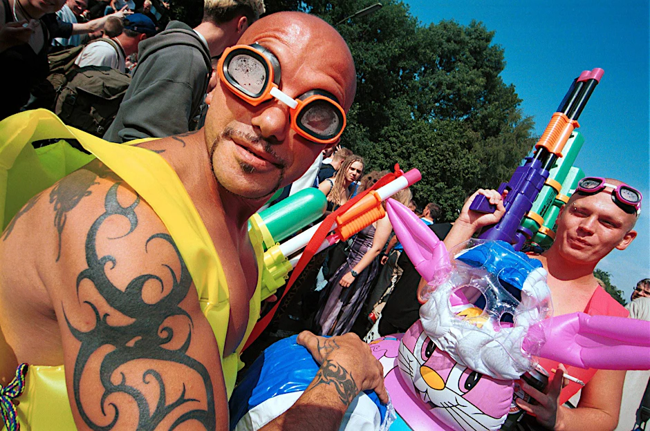 Taucherbrillen im Tiergarten? Braucht man eigentlich nicht, es sei denn, die Raver zücken die Wasserpistole. Hier bei der Loveparade im Jahr 1998.