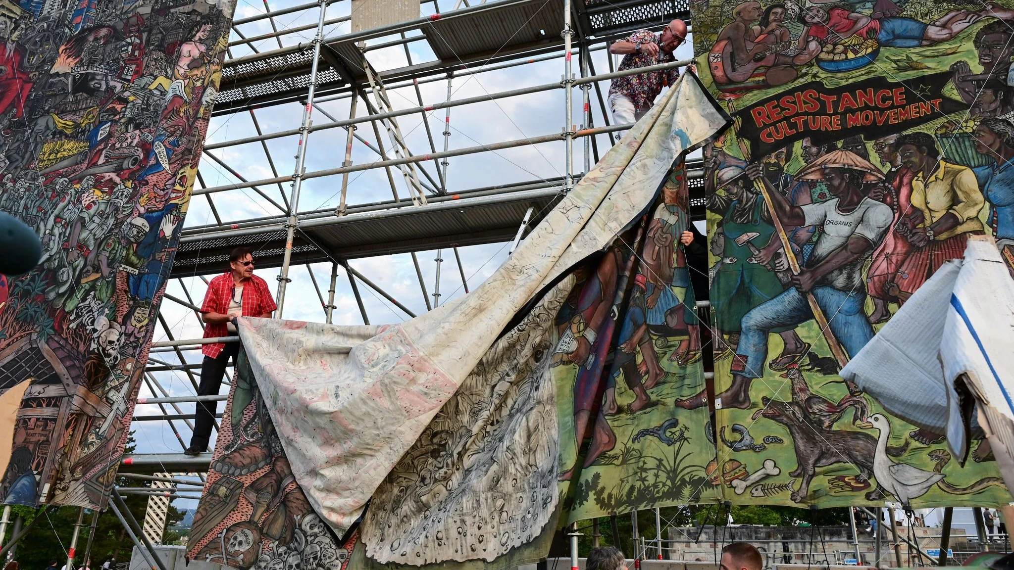 Documenta-Mitarbeiter bauen das umstrittene Großbanner „People