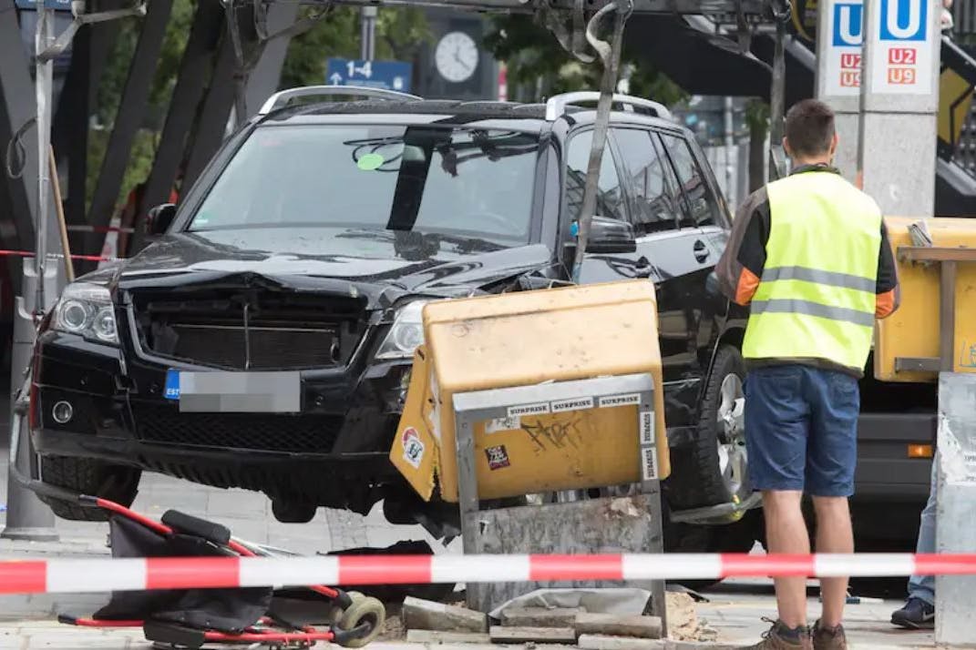 Berlin, Juli 2020: Ein Kran hievt den Mercedes des Suff-Fahrers in die Höhe.
