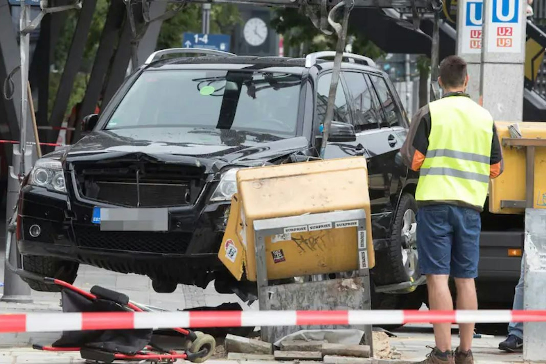 Berlin, Juli 2020: Ein Kran hievt den Mercedes des Suff-Fahrers in die Höhe.