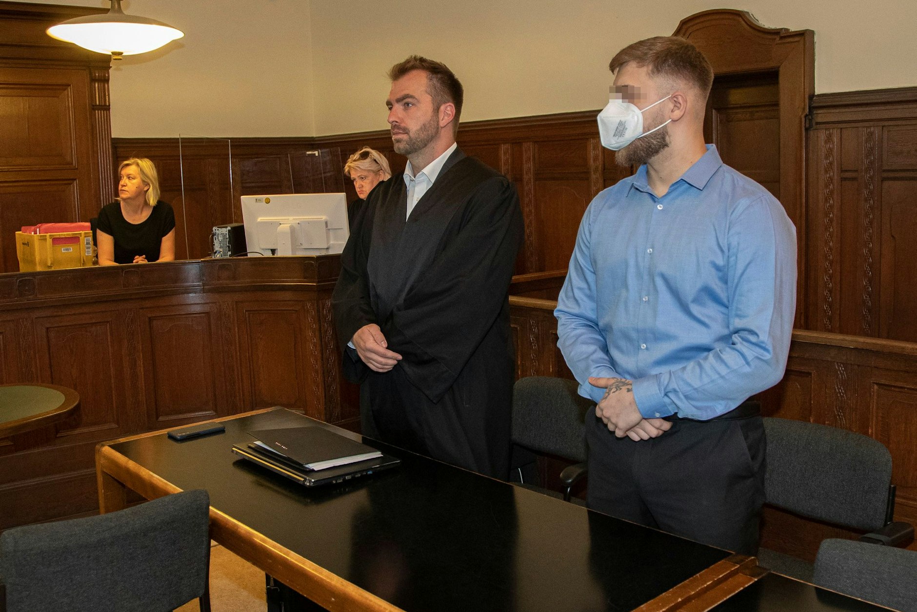 Refail A. (26) neben seinem Anwalt. Dem 26-Jährigen wird vorgeworfen, alkoholisiert und ohne Führerschein einen Unfall verursacht zu haben, bei dem drei Obdachlose schwer verletzt wurden.