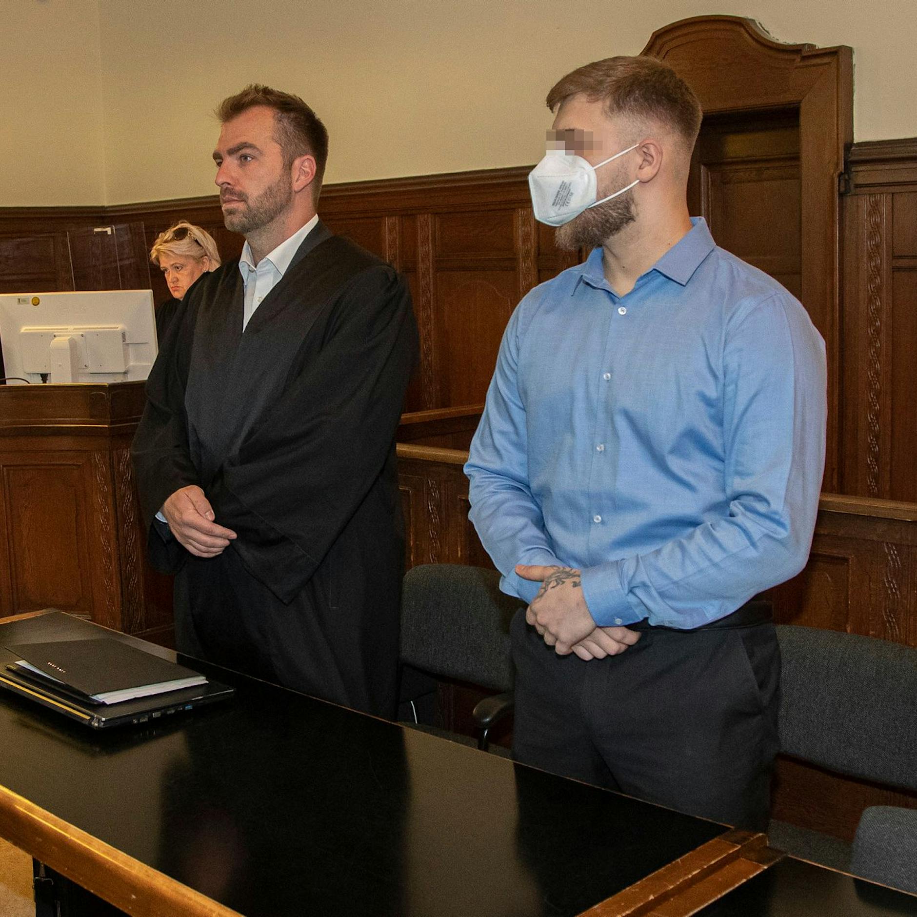 Am Bahnhof Zoo: Obdachlose überrollt und schwer verletzt. Einem Mann musste ein Bein amputiert werden