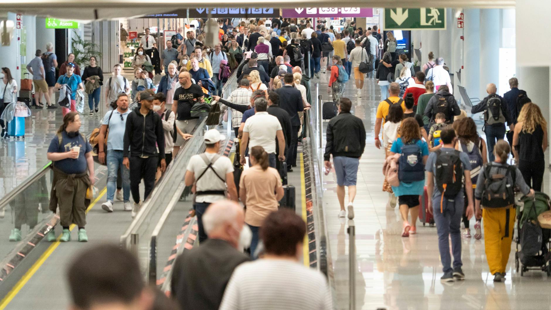 Reisende im Flughafen von Mallorca