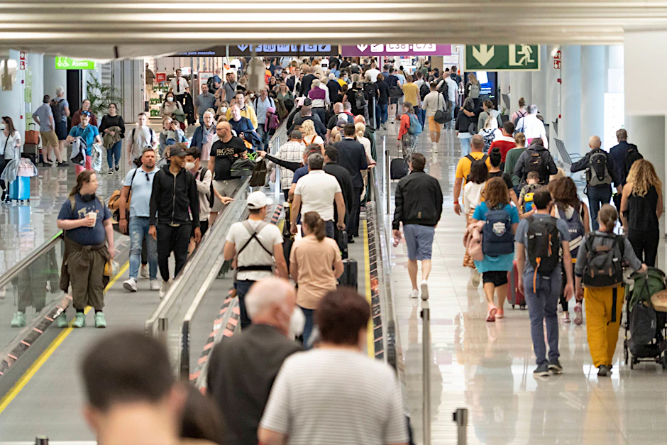 Reisende im Flughafen von Mallorca