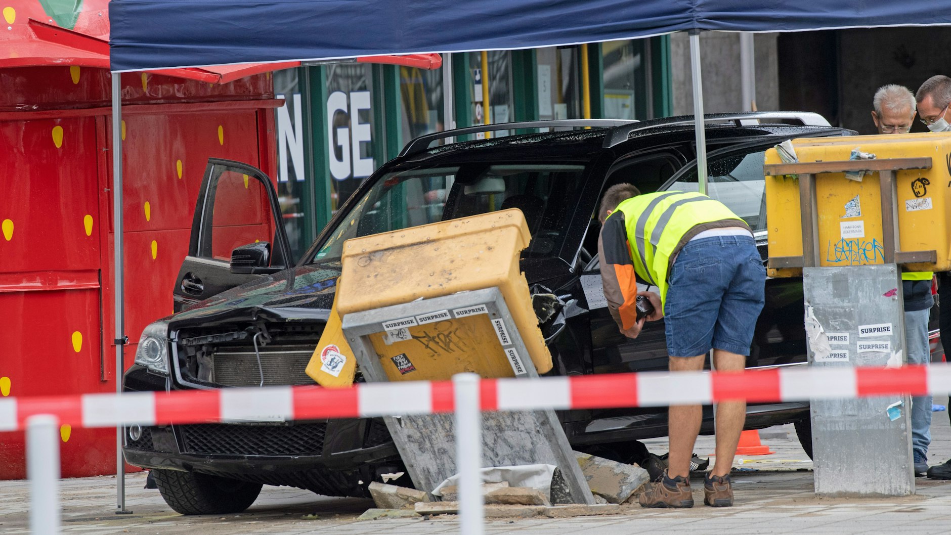 Der Mercedes kam erst an einem Briefkasten zum Stehen. Er begrub einen 36 Jahre alten Mann unter sich.