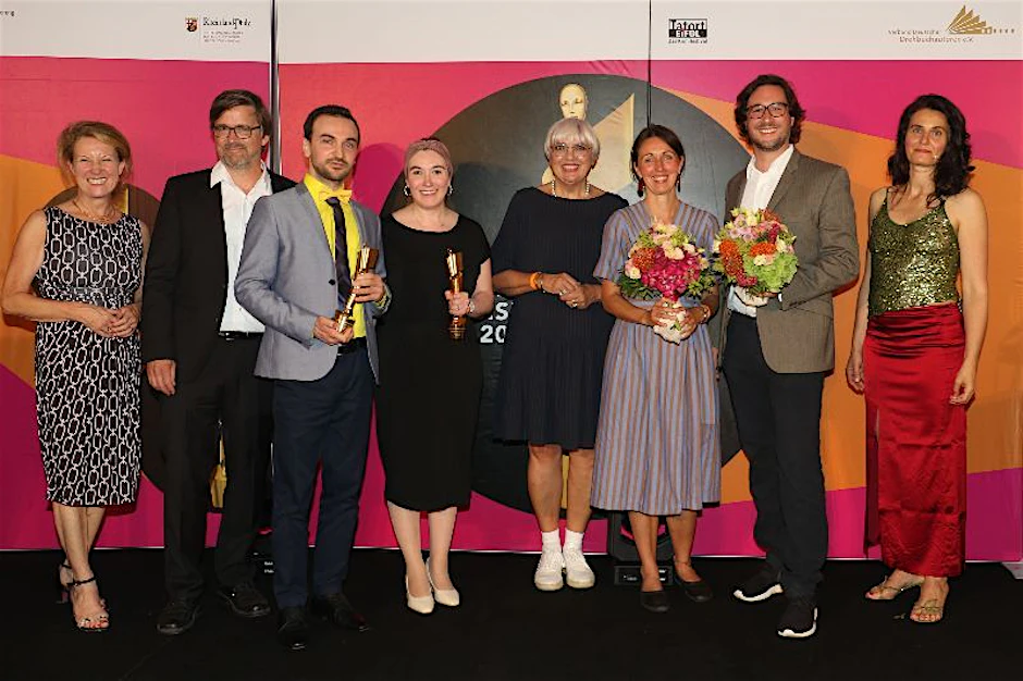 Staatssekretärin Heike Raab (LV Rheinland-Pfalz), Jan Herchenröder (VDD), Preisträger Jurij Saule, Diana Lurje (Ehefrau des Preisträgers Michail Lurje), Kulturstaatsministerin Claudia Roth mit den  Nominierten Daniela Krien und Felix Hassenfratz sowie Moderatorin und VDD-Vorständin Nicole Mosleh