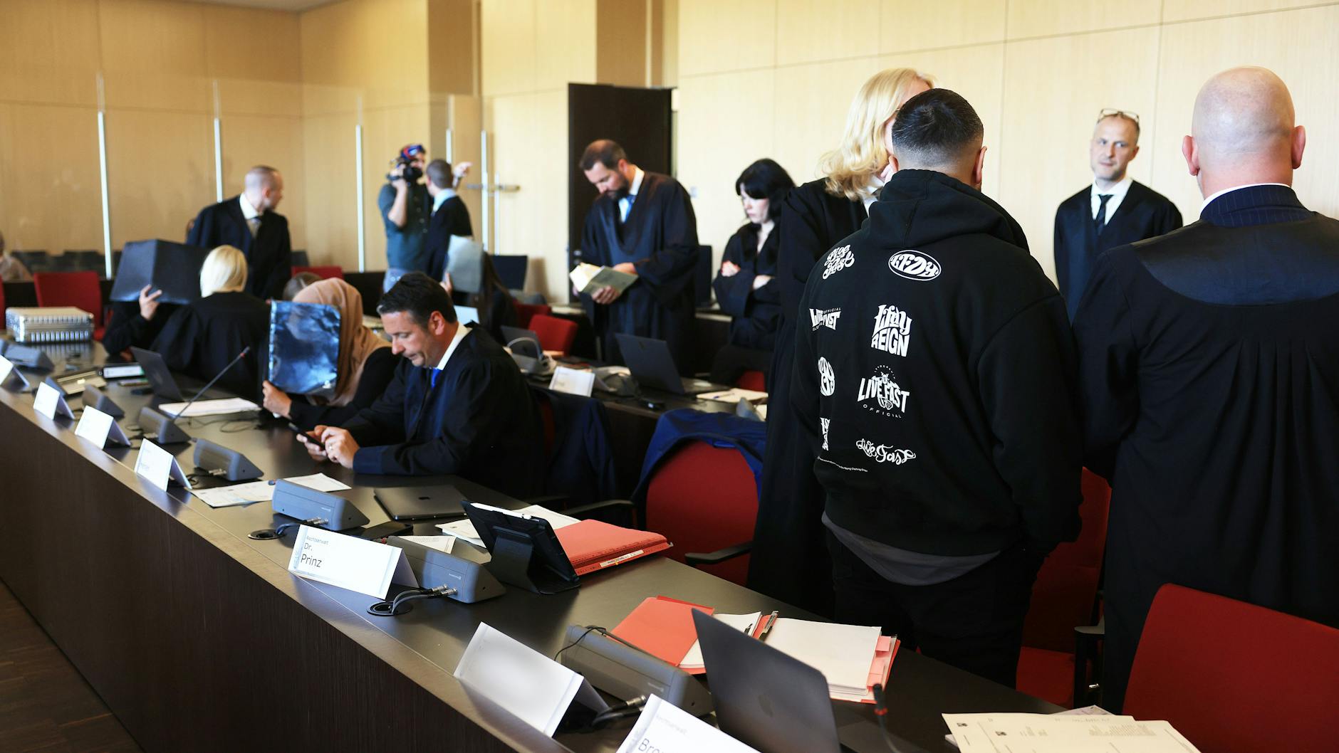 Ein Clanmitglied vor dem Landgericht Düsseldorf bei einem früheren Verhandlungstag (Archivbild)