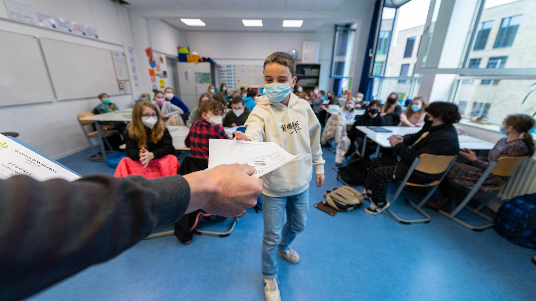 Zeugnisvergabe in einer Schule
