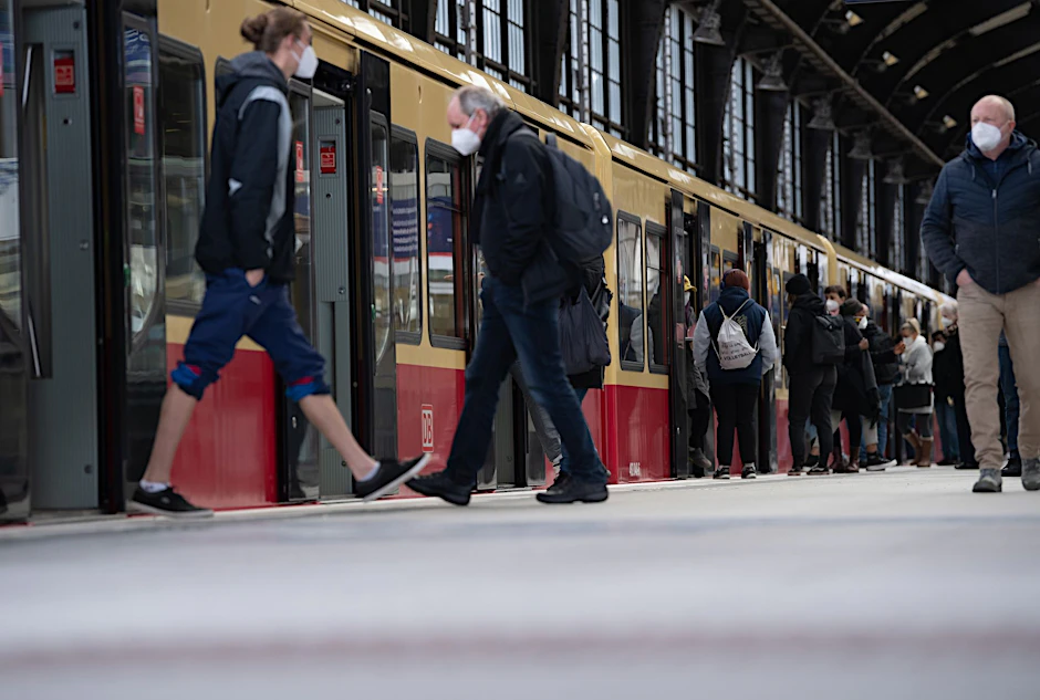 Eine S-Bahn hält in einem Bahnhof.