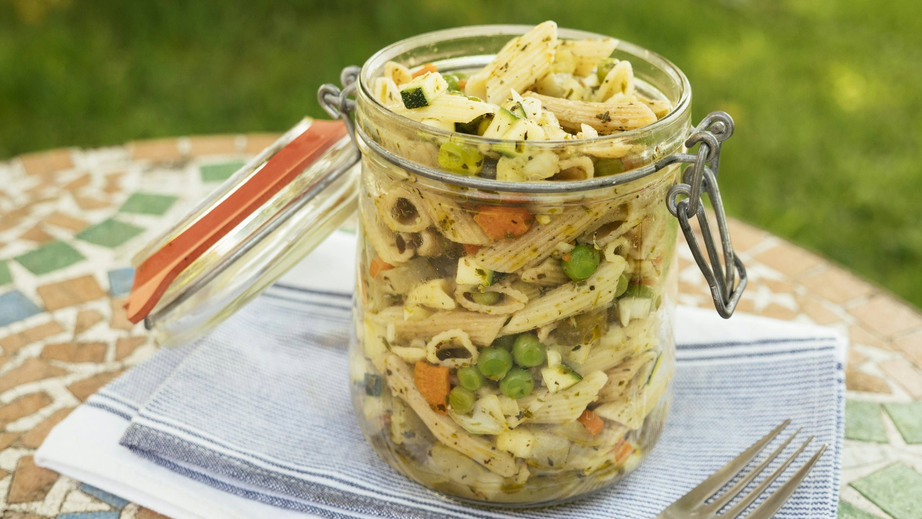 Der Nudelsalat mit würzigem Dressing eignet sich perfekt zum Mitnehmen. Wir haben das Rezept für Sie.
