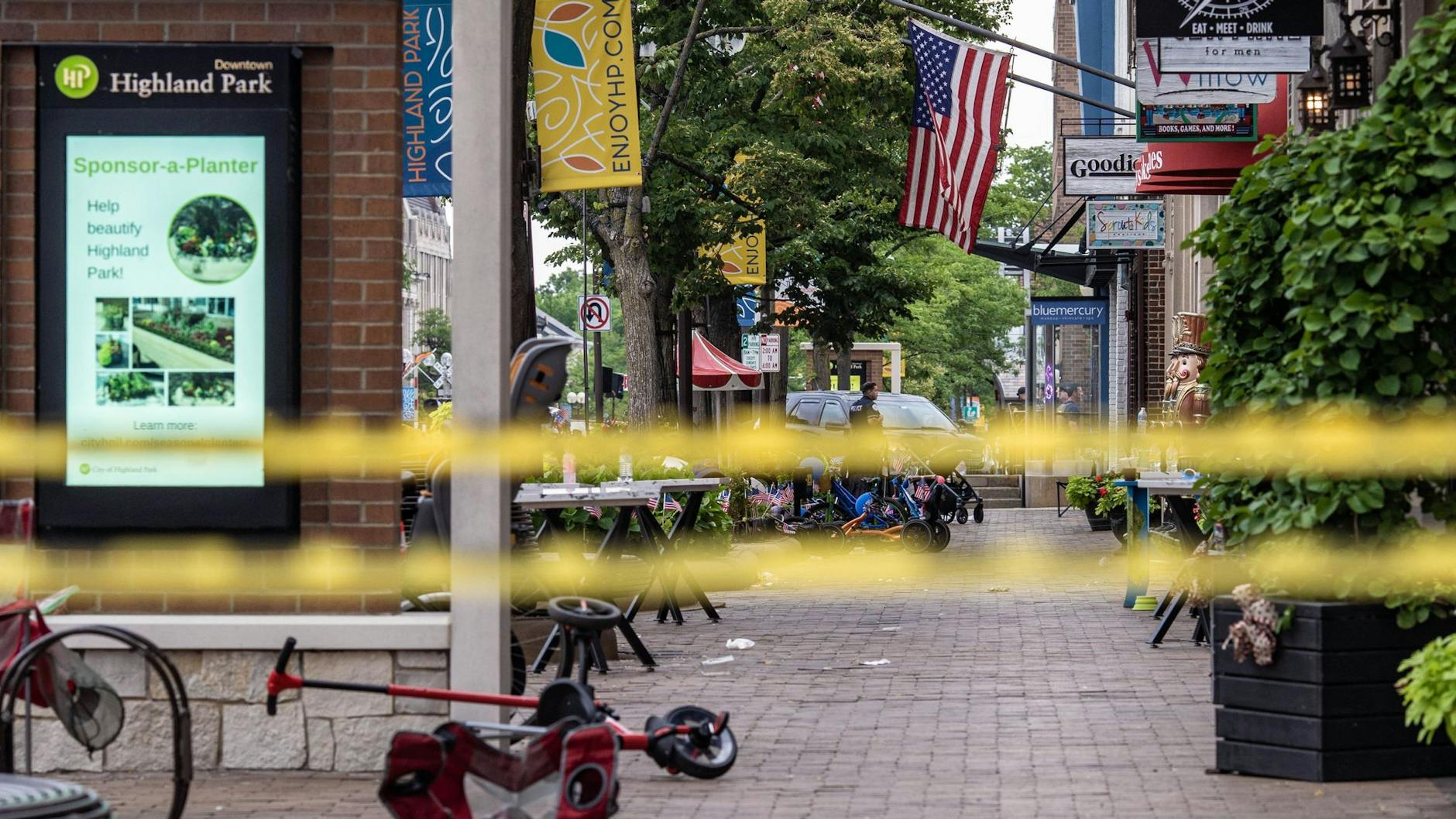 Mehrere Stunden nach den tödlichen Schüssen bei einer Feiertagsparade im US-Bundesstaat Illinois haben die Ermittler den mutmaßlichen Täter gefasst.