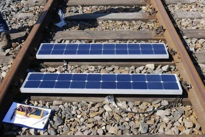 So soll es aussehen: Die Solarmodule befinden sich zwischen den Schienen.