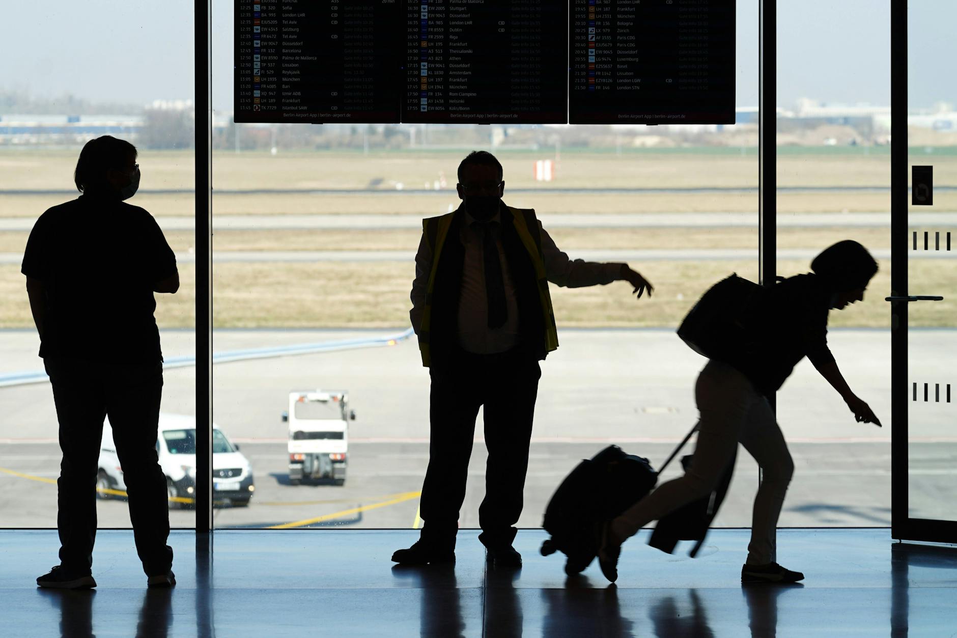 Reisende am Flughafen BER
