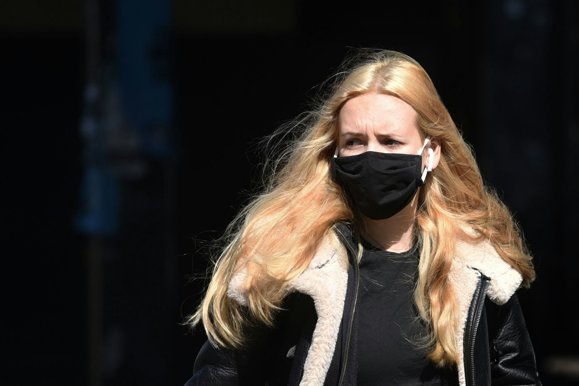 Eine Frau mit Schutzmaske in Berlin. In Innenräumen könnten Masken wieder Pflicht werden.