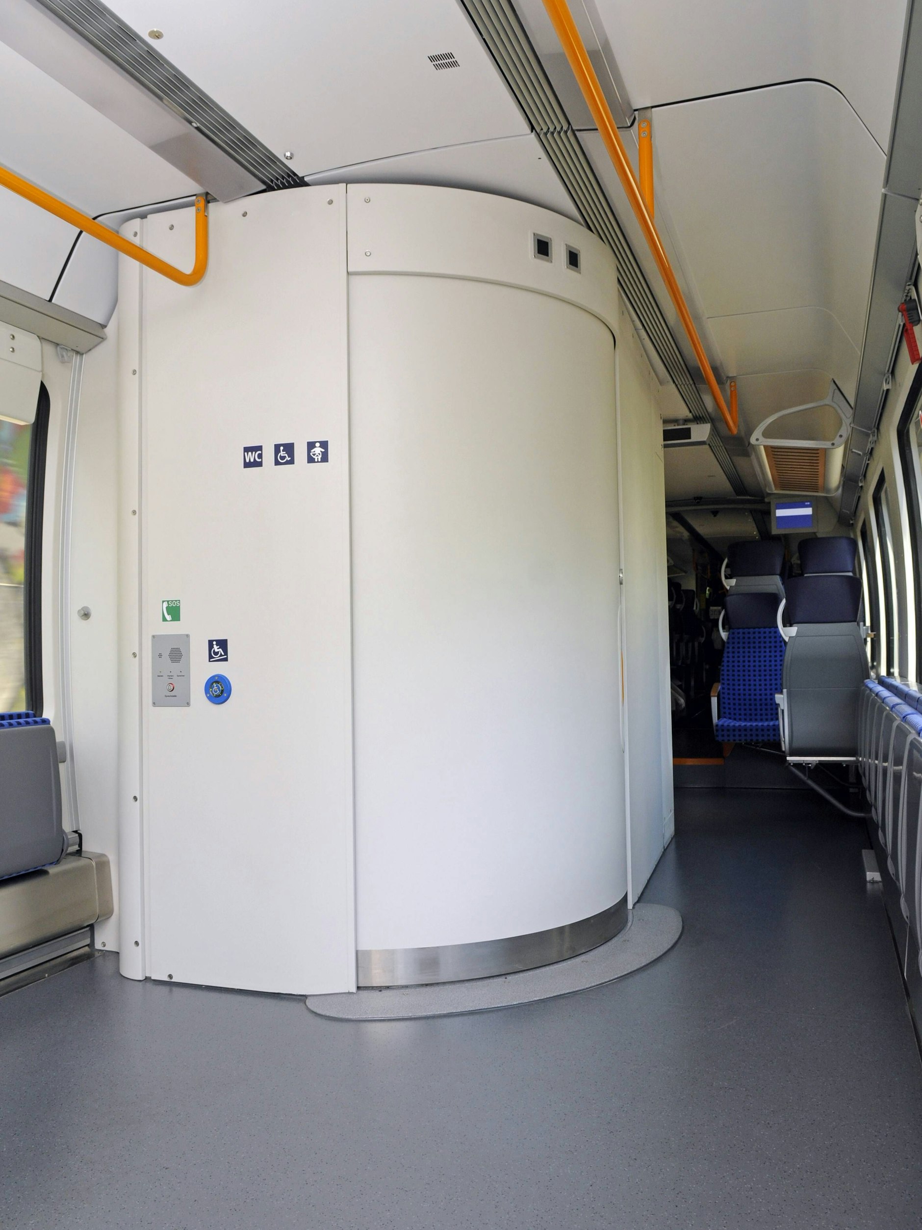 Keine Seltenheit: Im Regionalzug sind alle Klos zu wegen des Ansturms durch das 9-Euro-Ticket.